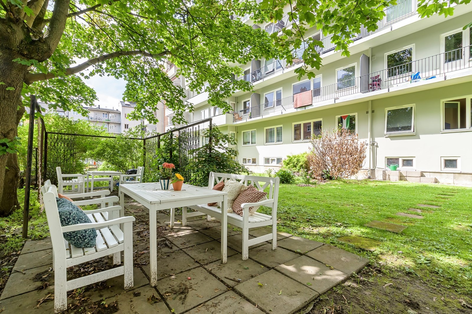 Pent, skjermet bakgård med sittegrupper. Galleribilde