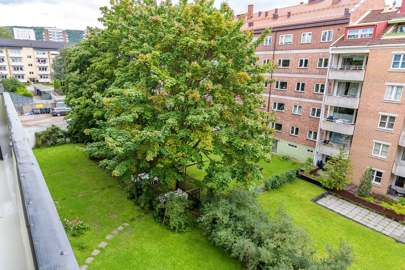 Brannbalkongen vender ut mot en rolig og stille bakgård. Galleribilde