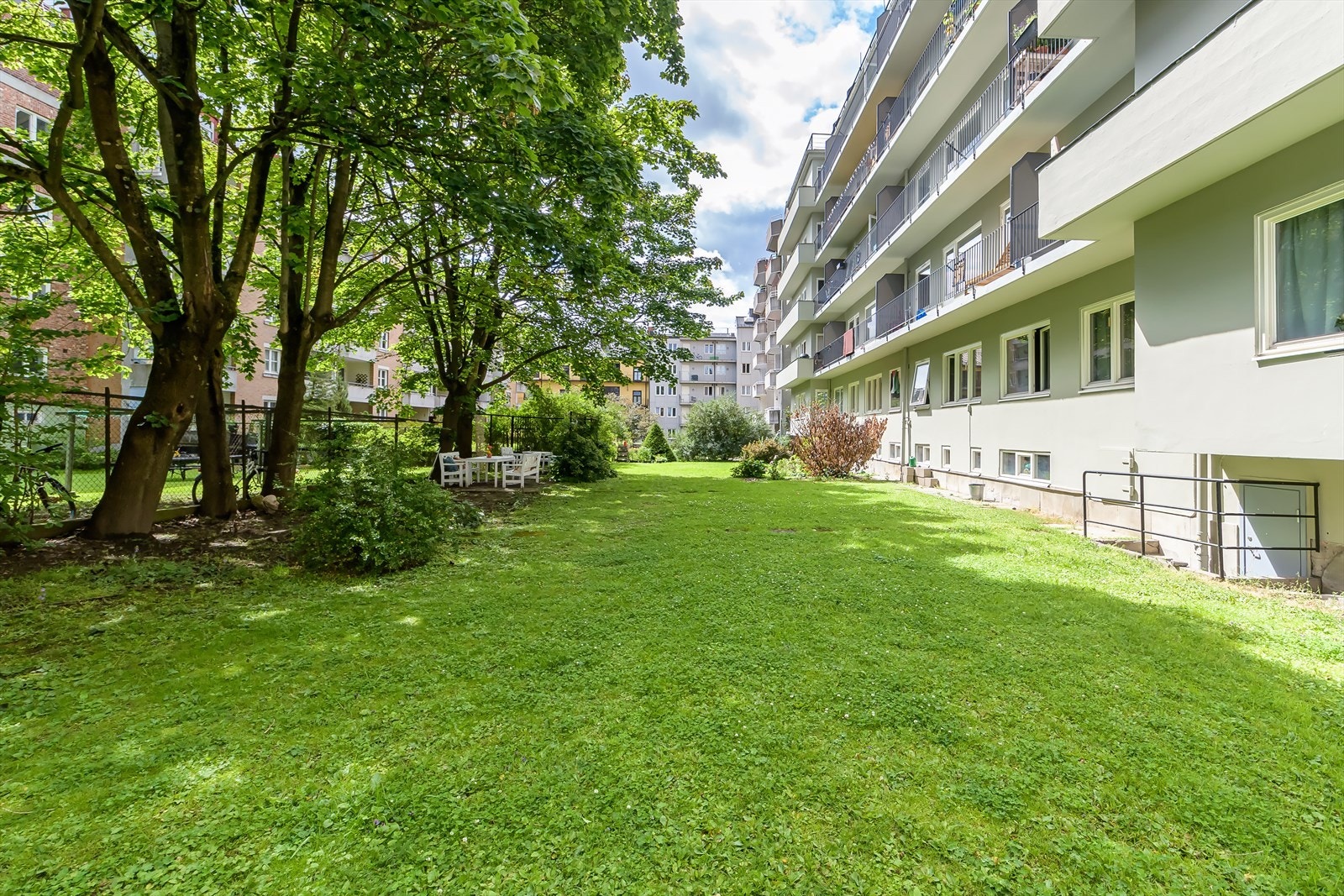 Sameiet har felles sykkelbod i underetasjen (inngangsparti). Galleribilde