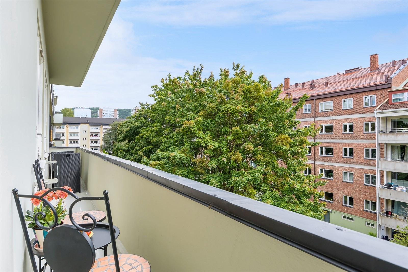 Leiligheten ligger høyt i byggets 4. etasje med heis og flott brannbalkong vendt ut mot en rolig bakgård. Galleribilde