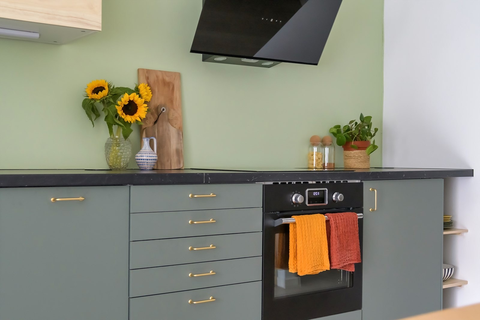 Kjøkkenet er velutstyrt med integrerte hvitevarer som koketopp, stekeovn, oppvaskmaskin og kjøleskap. Galleribilde