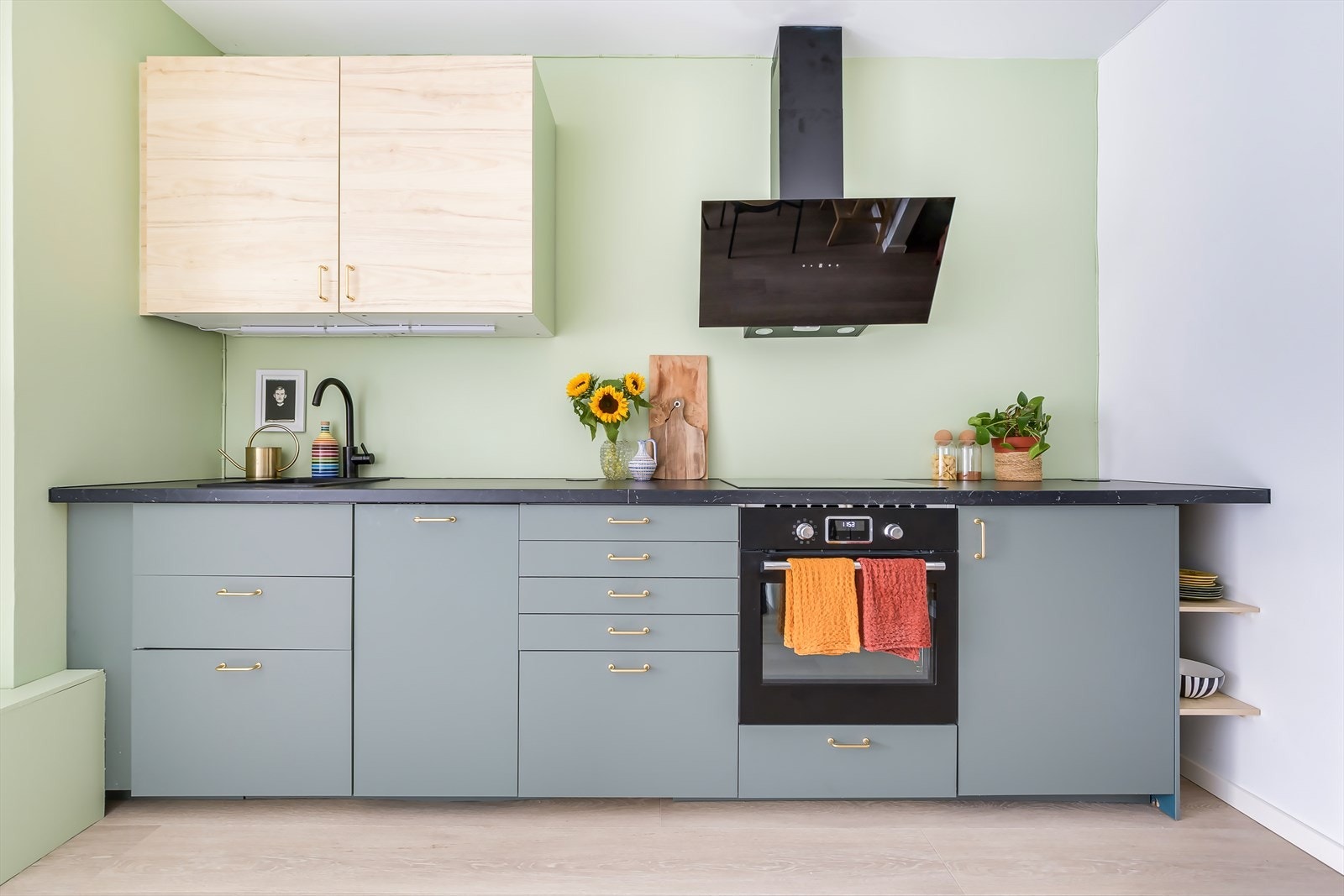 Leiligheten er vesentlig oppgradert i nyere tid med nytt bad fra 2022 og nytt kjøkken fra 2021. Galleribilde