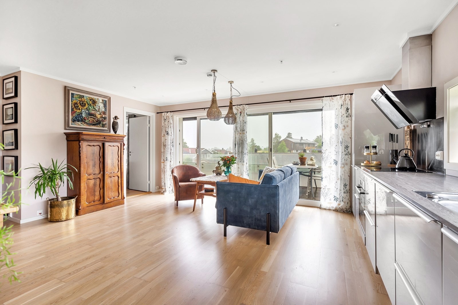 Leiligheten har en lys og luftig stue med store vindusflater som slipper inn rikelig med naturlig lys Galleribilde