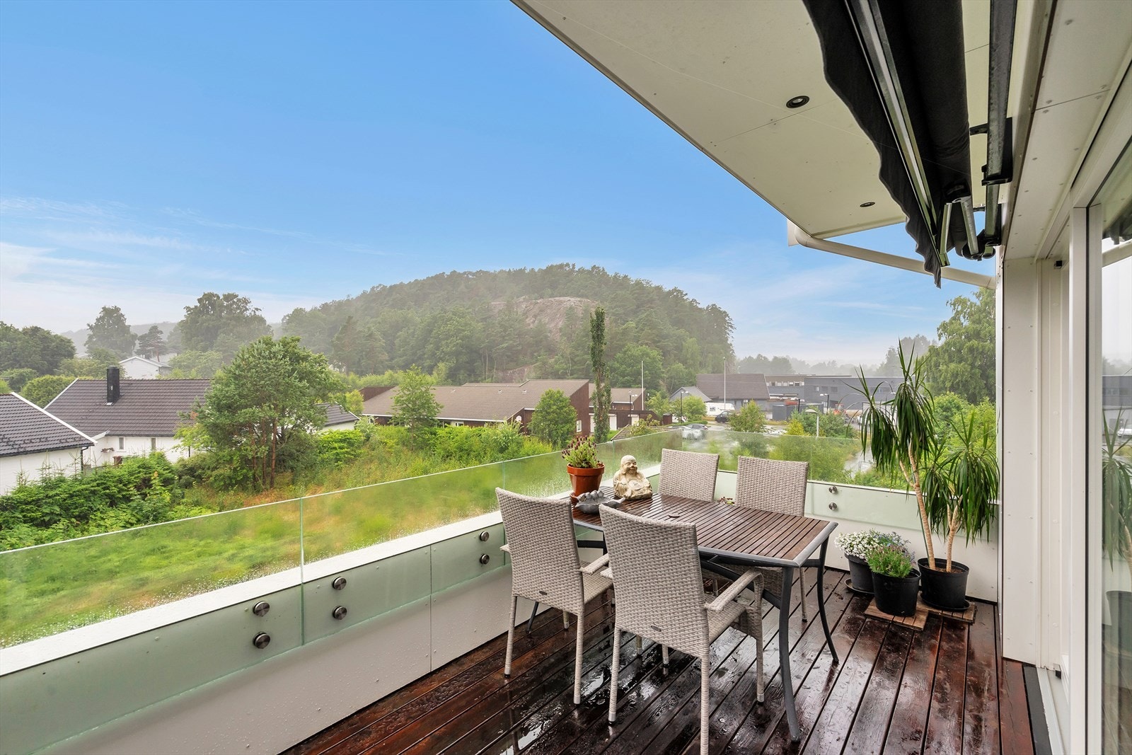 Terrassen har god plass til sofagruppe og spisebord Galleribilde