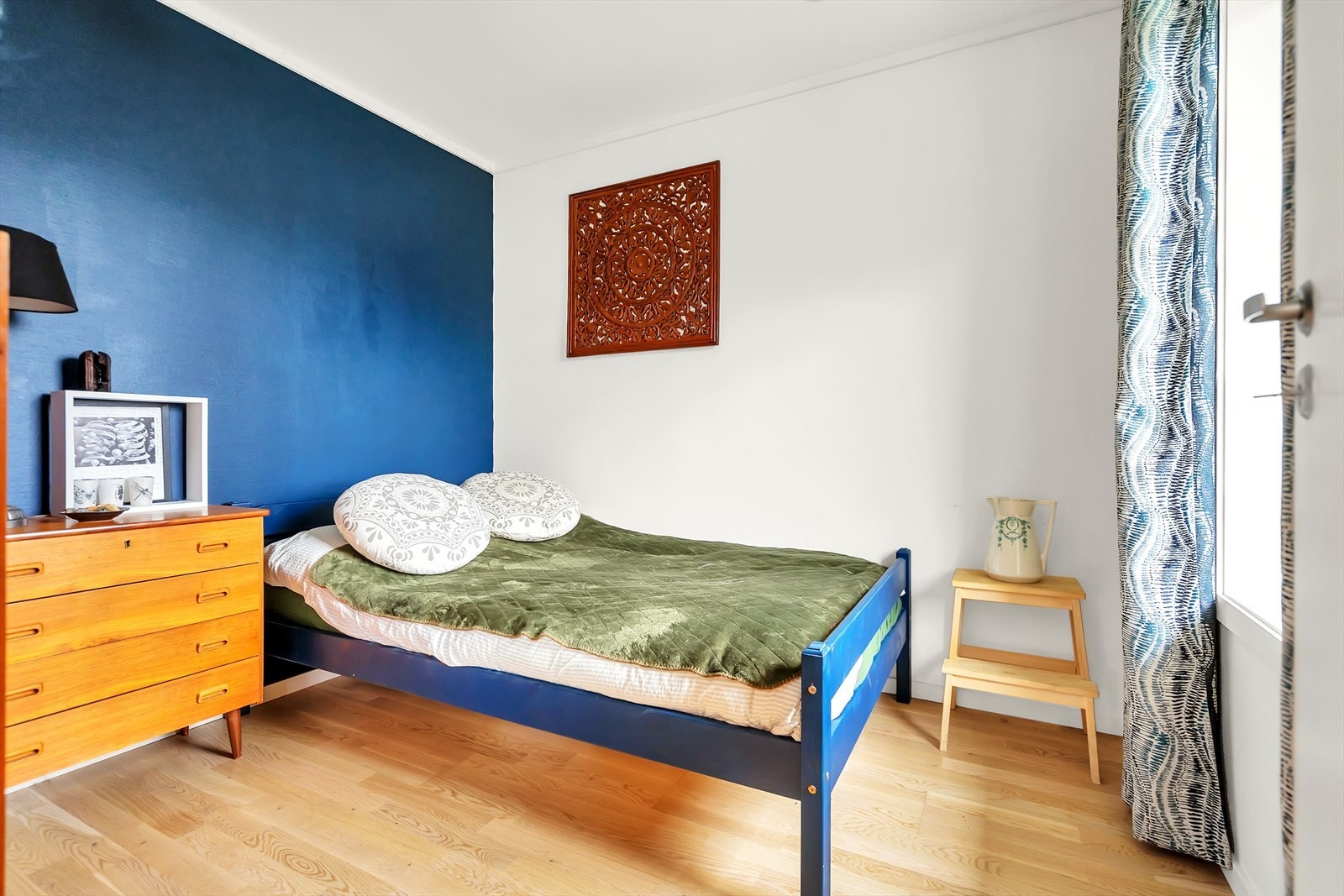 Gjesterommet er også av god størrelse med plass til seng og annet naturlig møblement Galleribilde