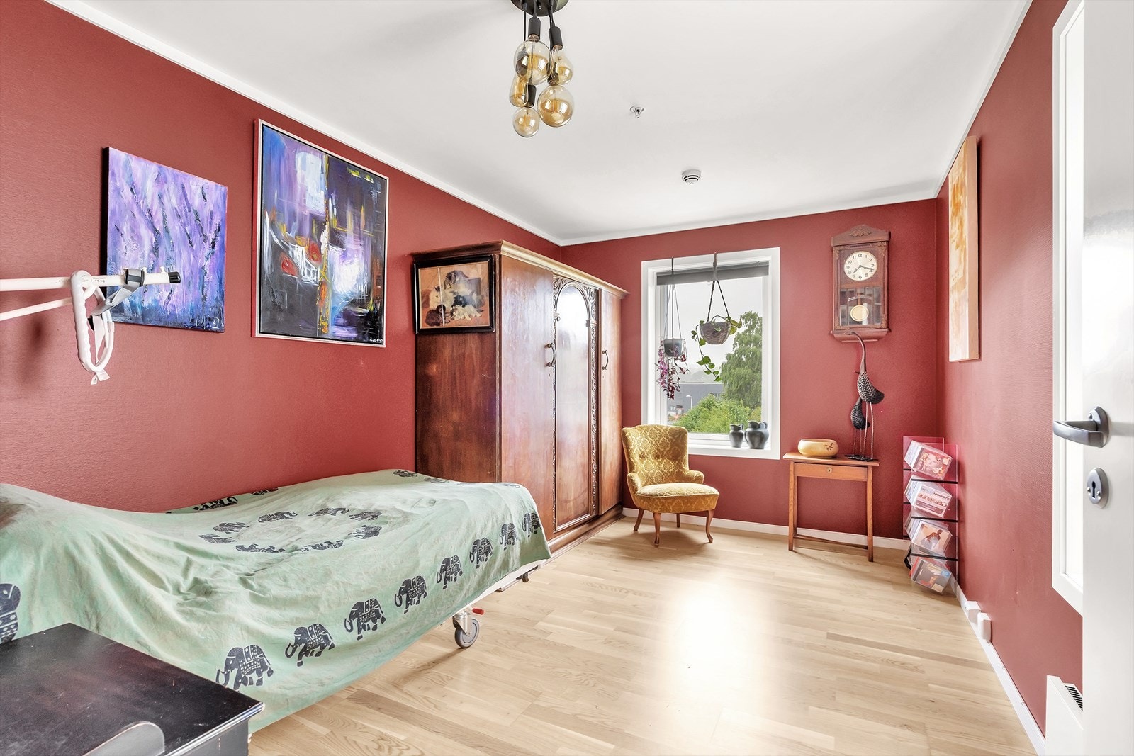 Hovedsoverom med plass til seng og garderobeskap Galleribilde