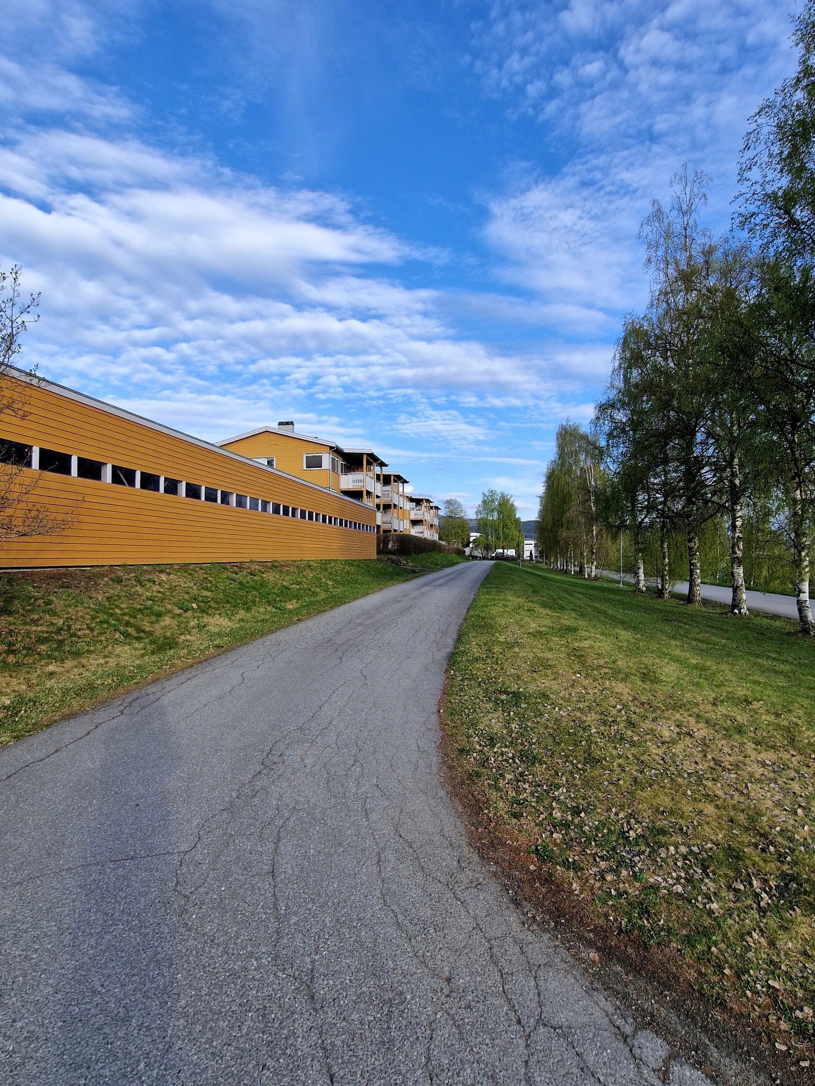 gangvei på nedsiden av carport/leilighetsbygg Galleribilde