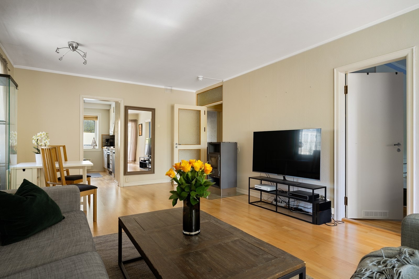 Stuen har god plass til både sofagruppe og spisebord. Galleribilde