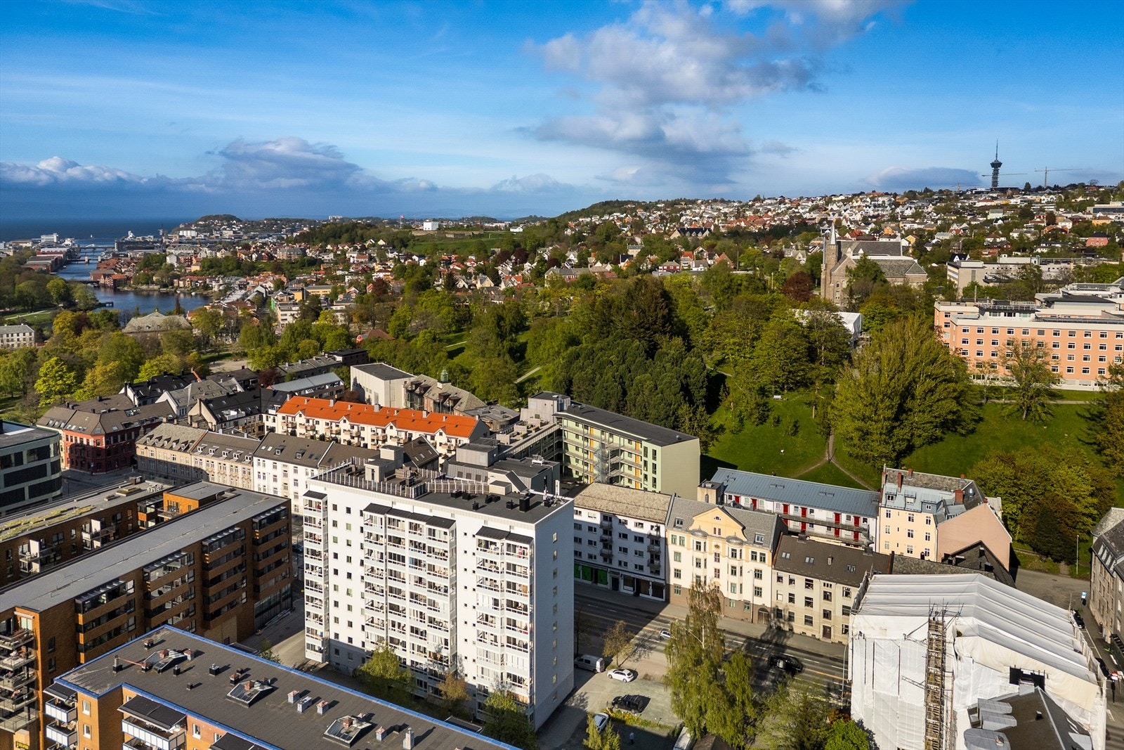Leiligheten har en svært sentral og attraktiv beliggenhet like ved St. Olavs og NTNU. Galleribilde