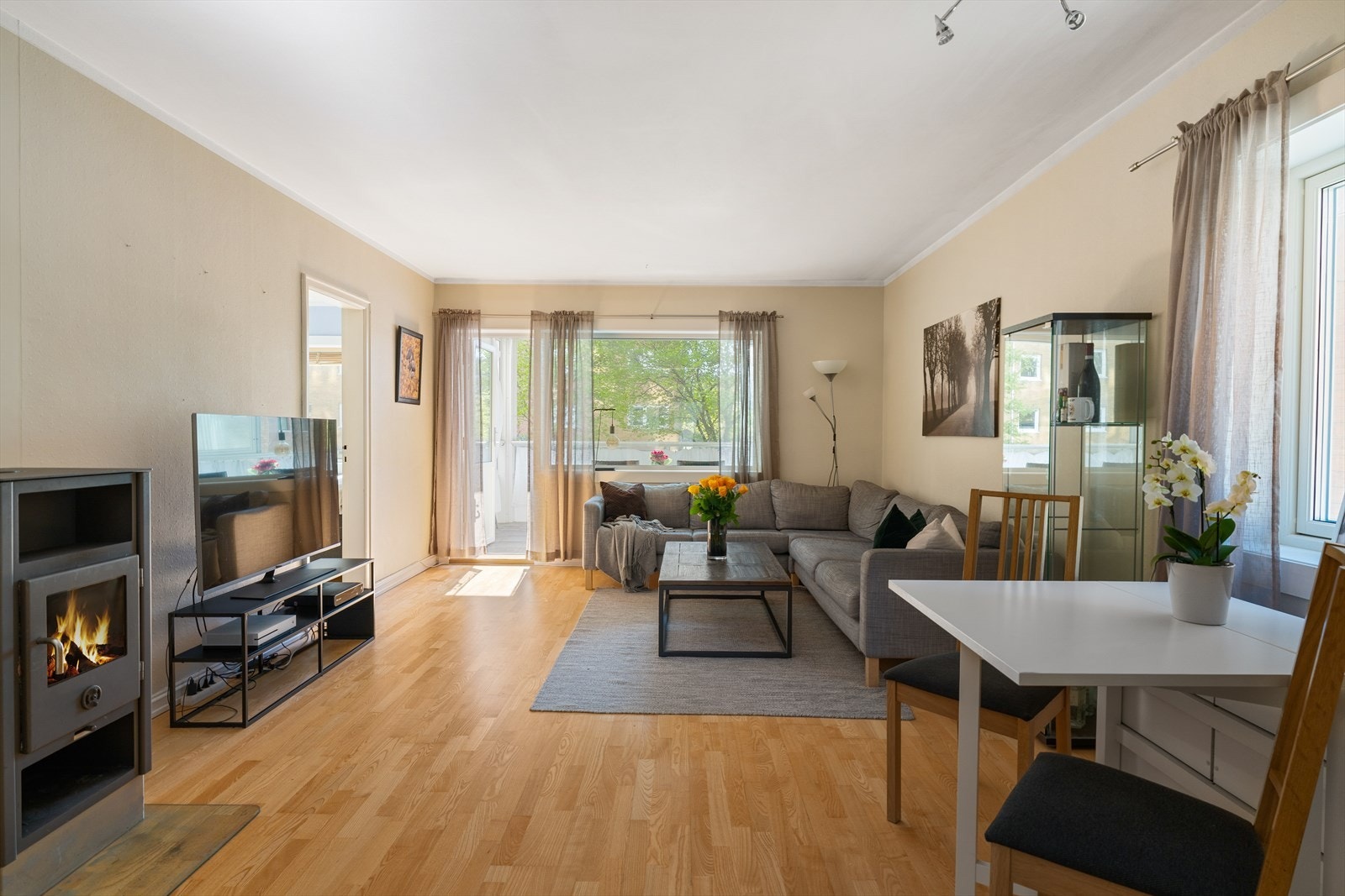 Stuen er på 24m² og fremstår som lys og fin med vindusflater som gir godt med lys. På de aller lengste vinterdagene er det kjekt med muligheten for vedfyring. Galleribilde