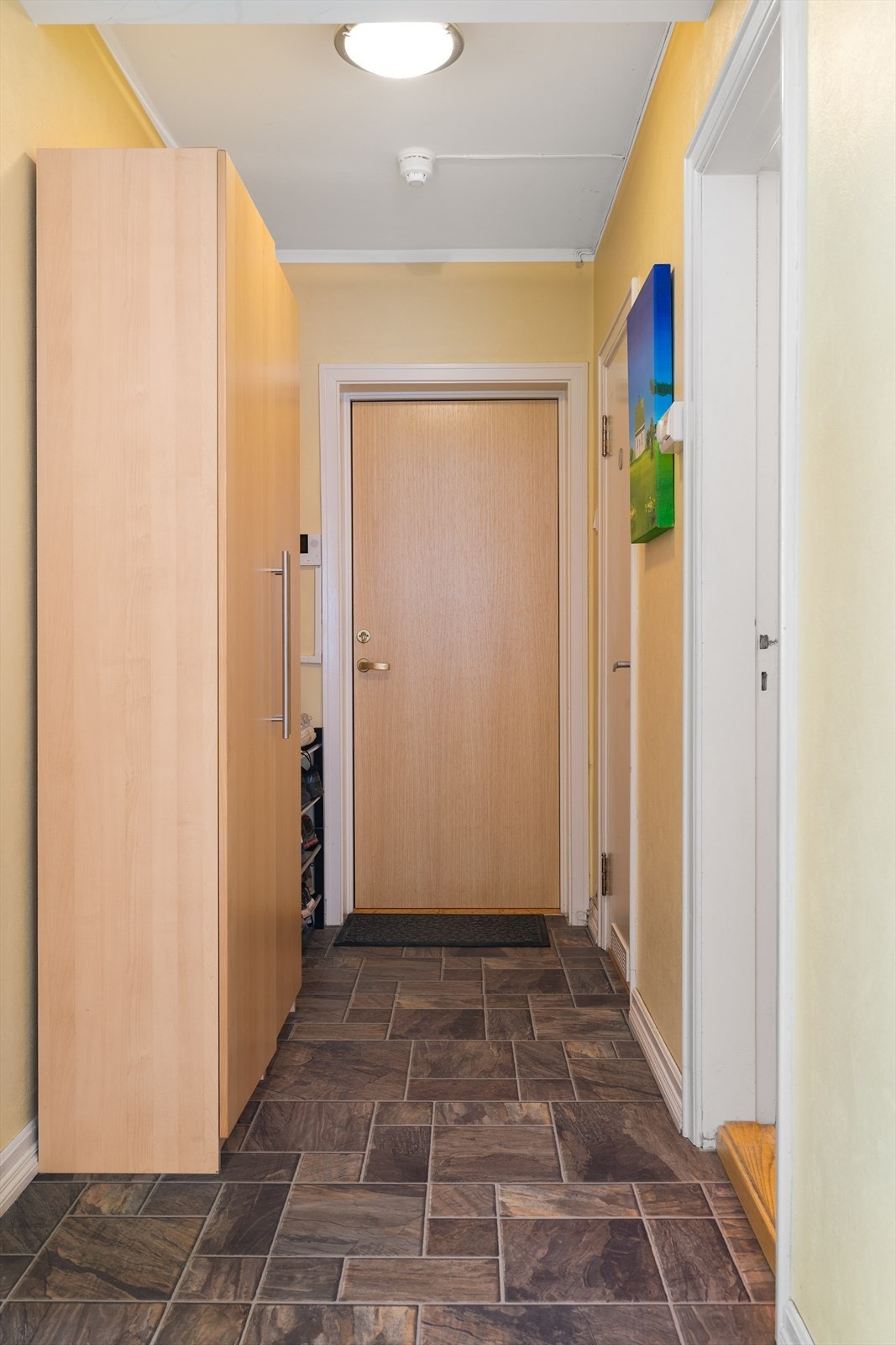 Man ønskes velkommen inn i en romslig entré på 4,3m². Entréen har god plass til garderobeskap. Galleribilde