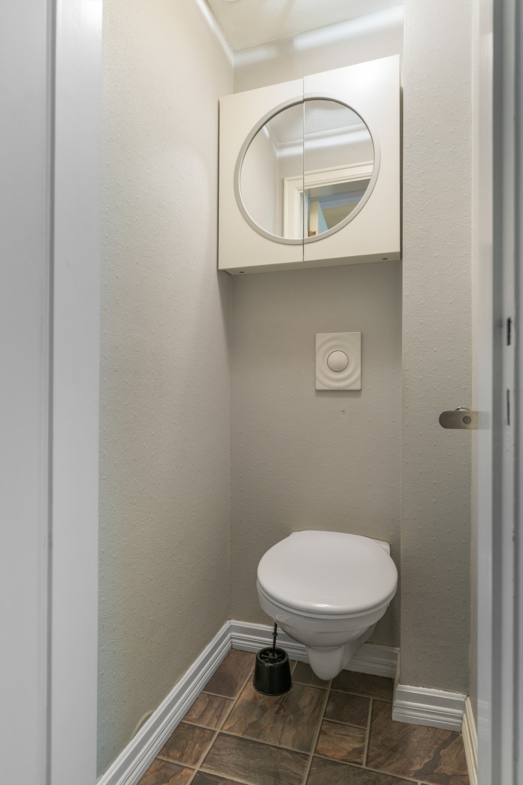 Eget toalettrom ligger vegg i vegg med baderommet. Galleribilde