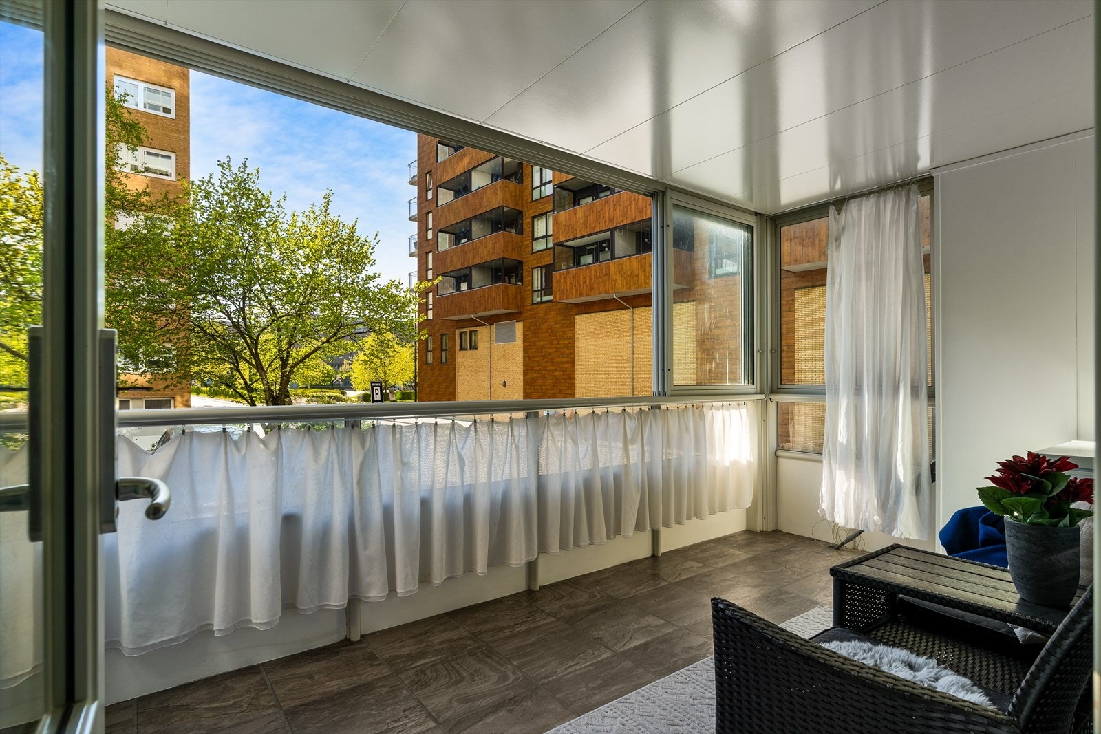 Fra stuen har man direkte tilgang til privat innglasset balkong på 8,5m² Galleribilde