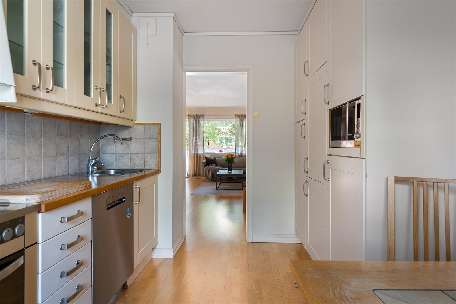 Kjøkkenet er innredet med over- og benkeskap. Videre er kjøkkenet utstyrt med oppvaskmaskin, platetopp, stekeovn, mikro og kjøleskap med fryser. Galleribilde