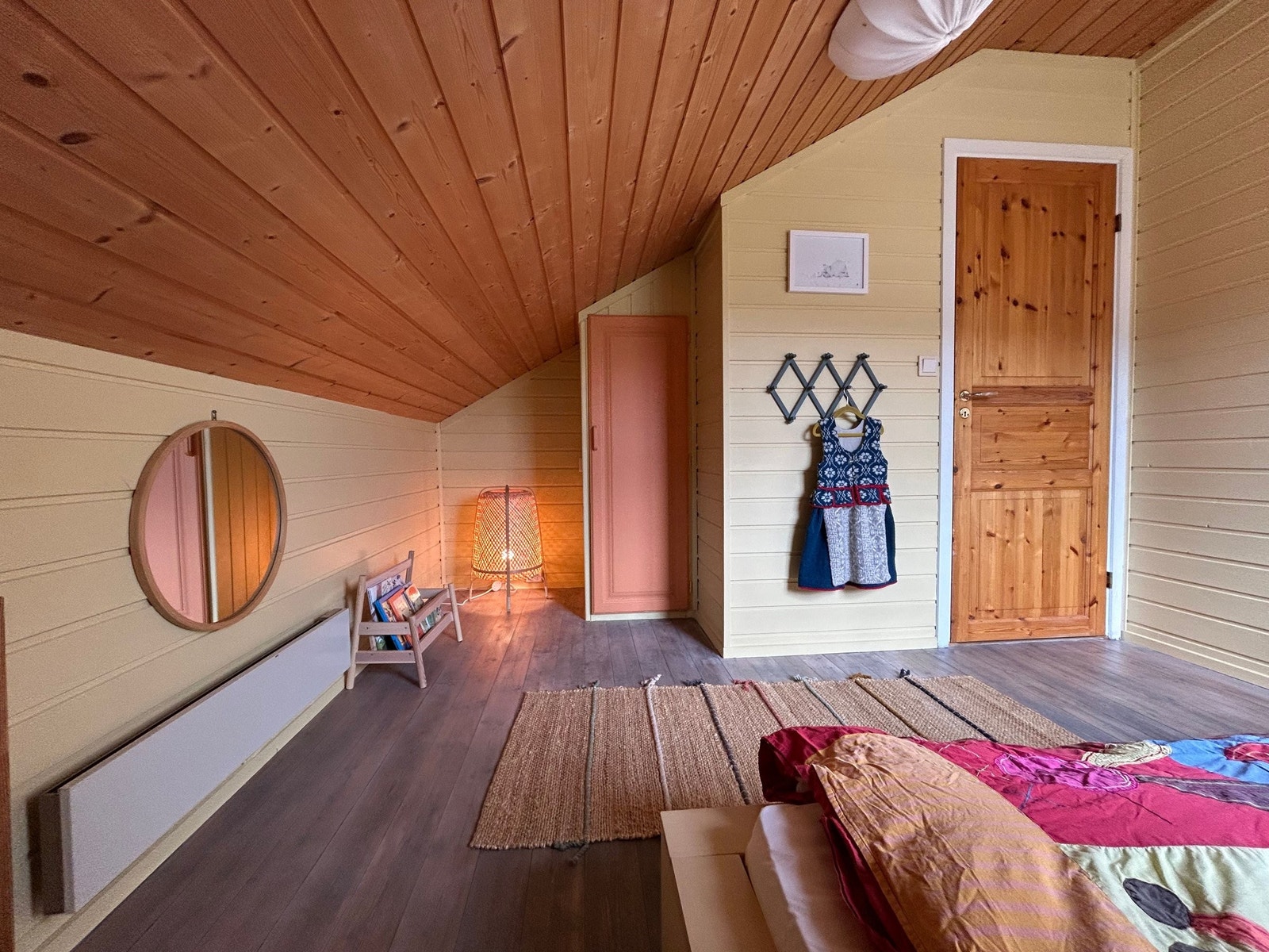 Innebygd garderobeskap for de små. Galleribilde