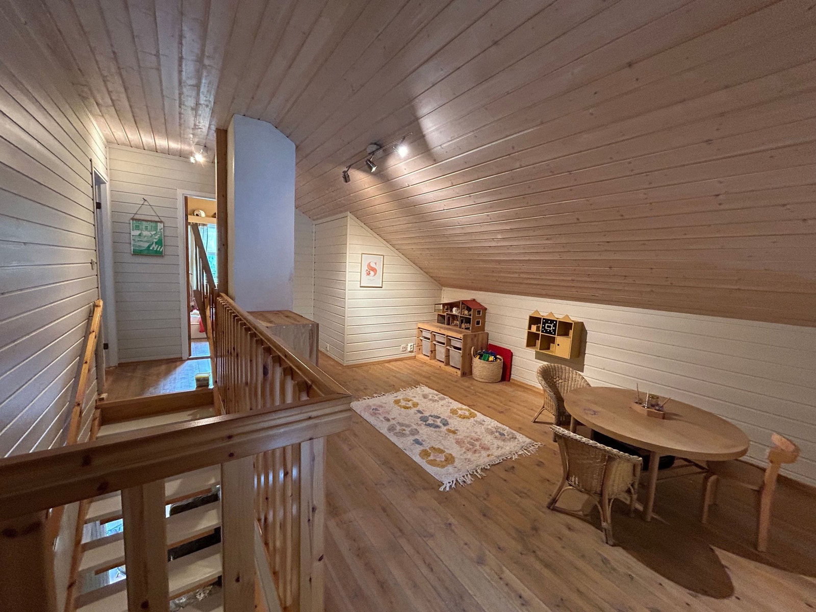 Lys loftstue som kan brukes som lekerom eller TV-stue. Galleribilde