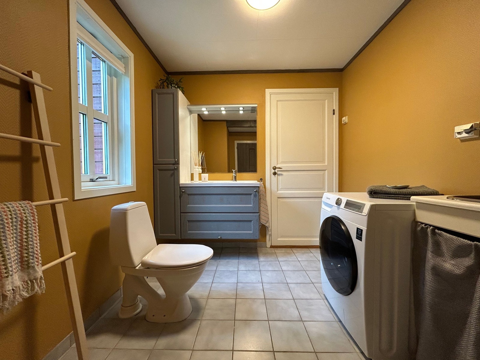 Baderom i 1. etasje malt i fargen Burnt Ochre fra Jotun. Innredning byttet i 2010. Galleribilde