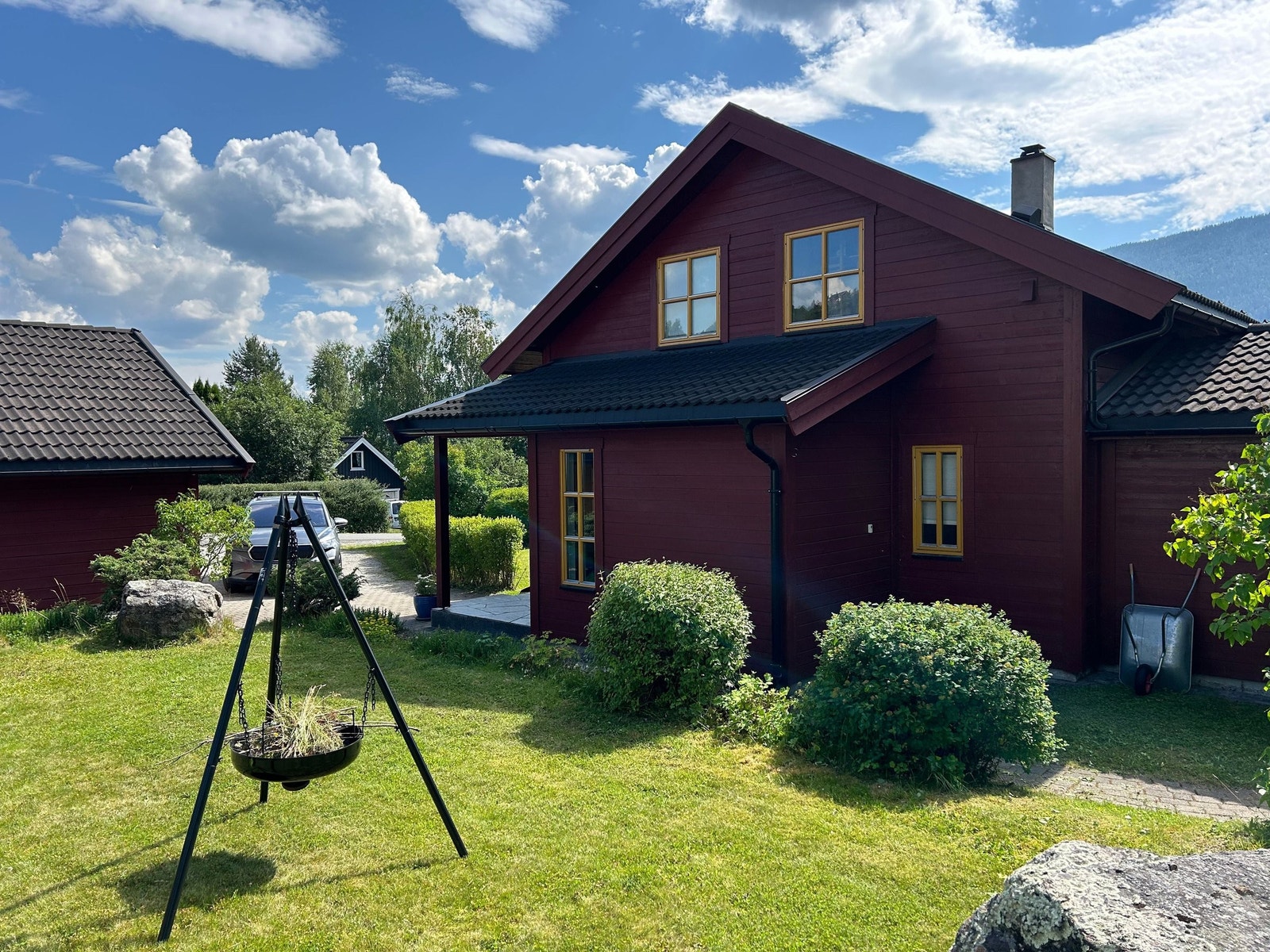 Hagen strekker seg rundt hele huset og har blant annet epletre, plommetre og kirsebærtre. Galleribilde