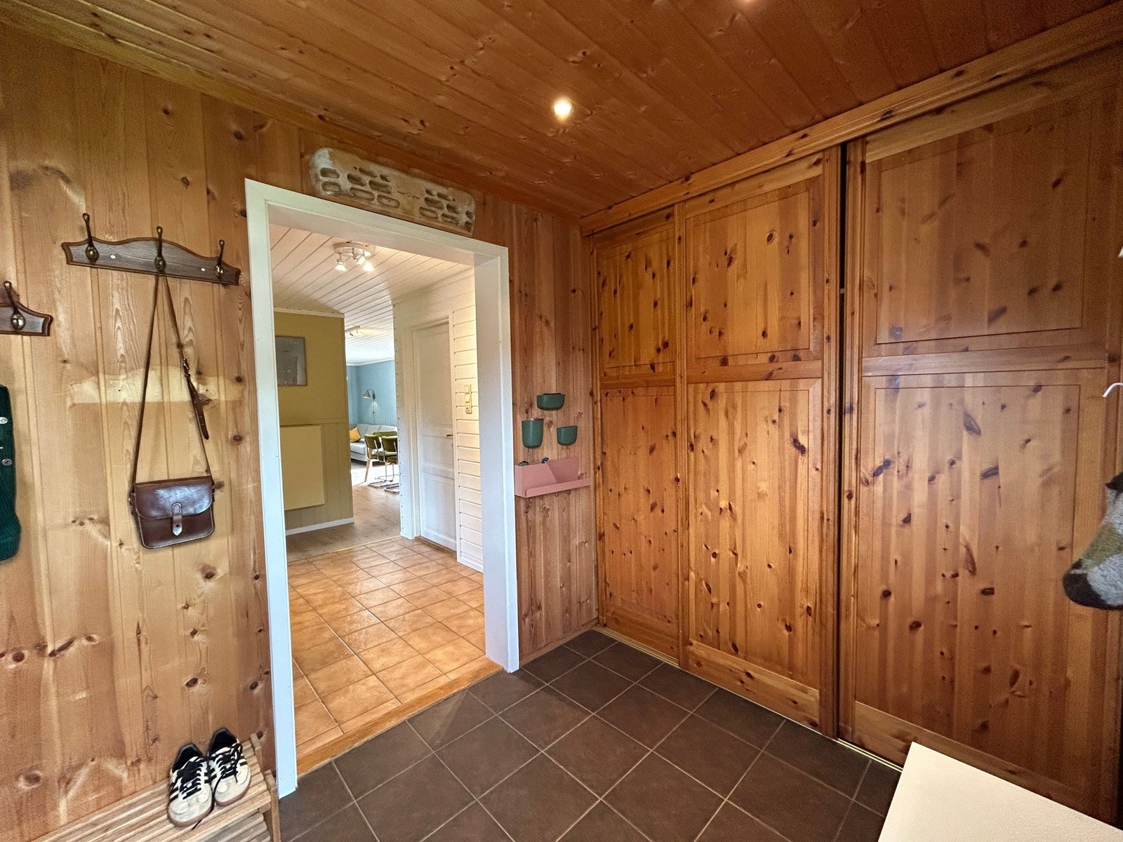 Skyvedørsgarderobe med hyller og skuffer. Galleribilde