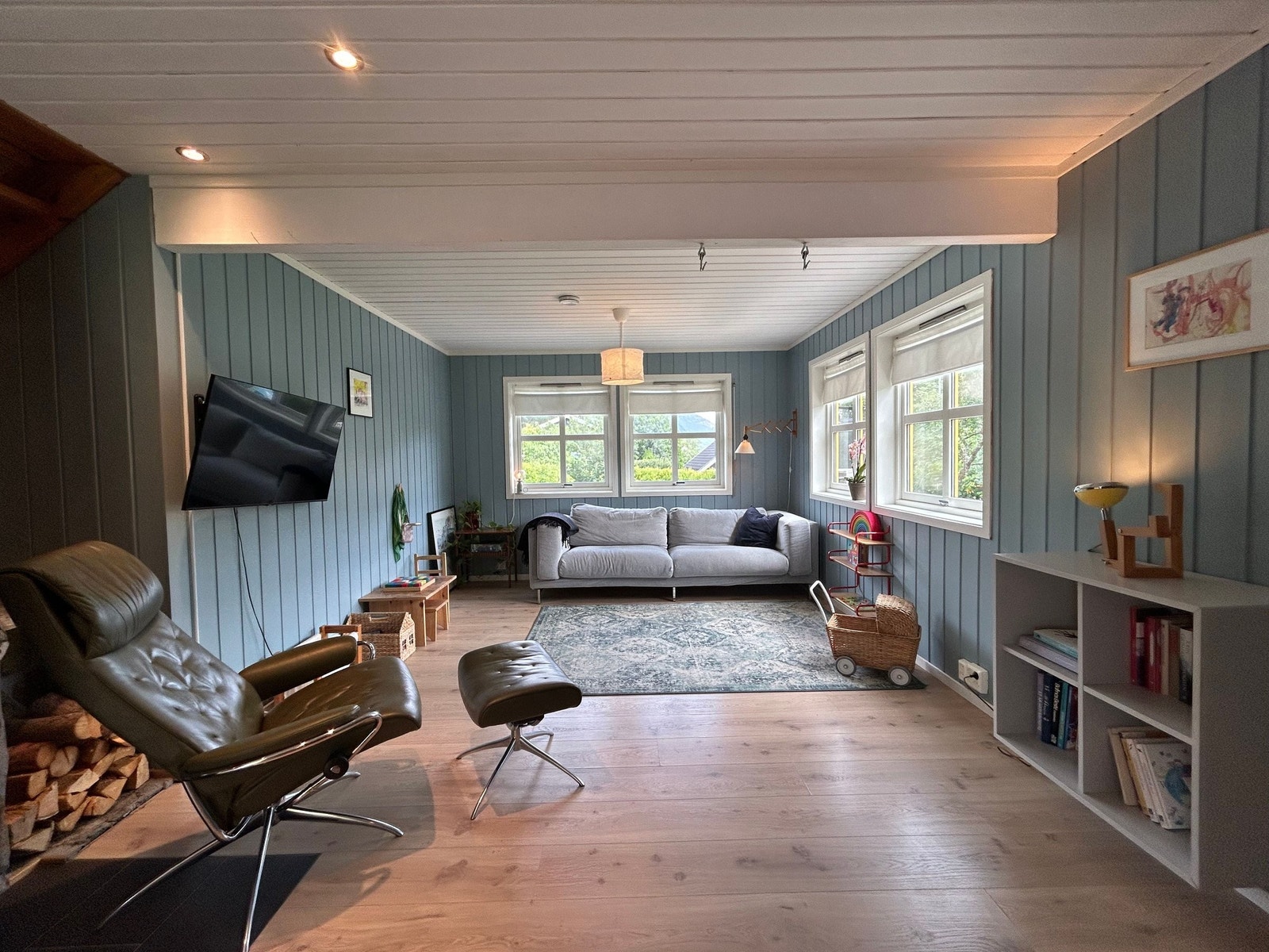 Romslig stue med god plass for ønsket møblering. Peisovn med kleberstein gir god varme i vinterhalvåret. Galleribilde