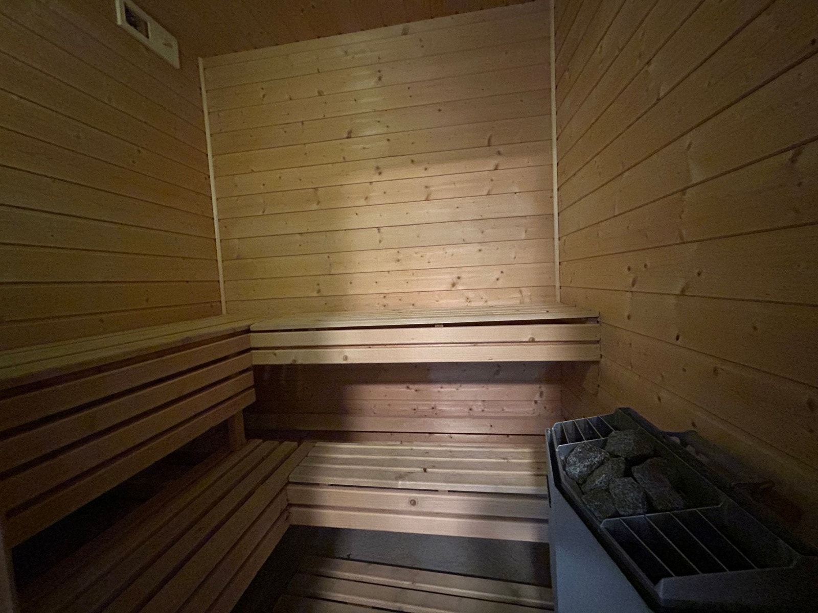 Badstue med god benkeplass og elektrisk badstueovn av merket Tylö. Galleribilde