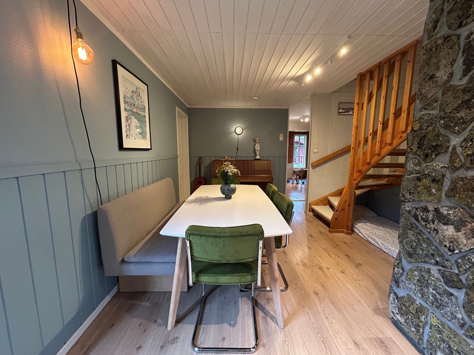 Trappeoppgang og inngang til soverom i 1.etg. Galleribilde