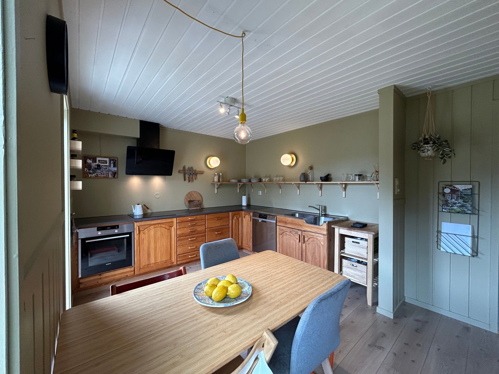 Romslig kjøkken med induksjonskoketopp og vifte fra 2023. Galleribilde