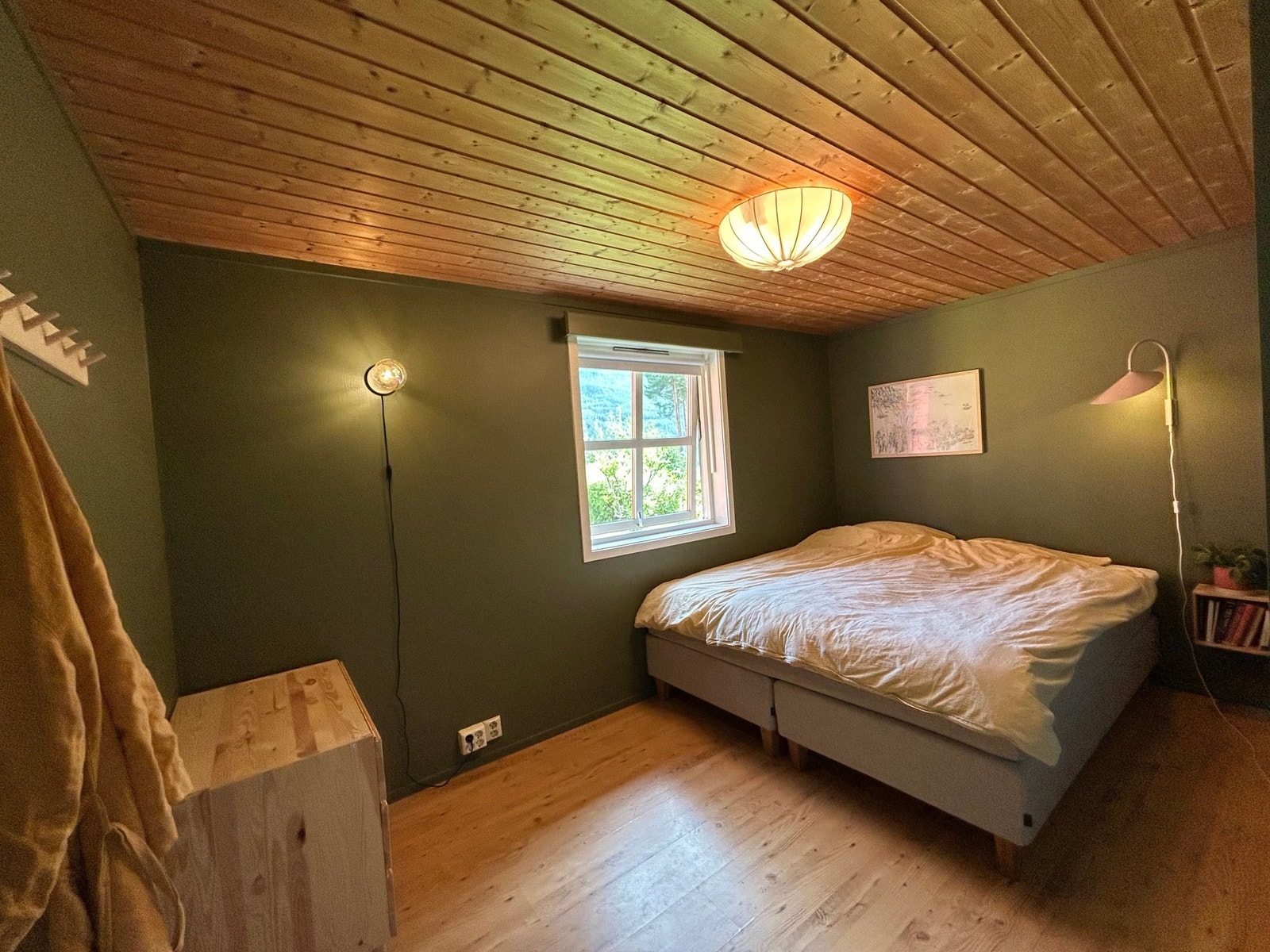 Soverom i 1. etasje malt i fargen Natural Green fra Jotun. Galleribilde