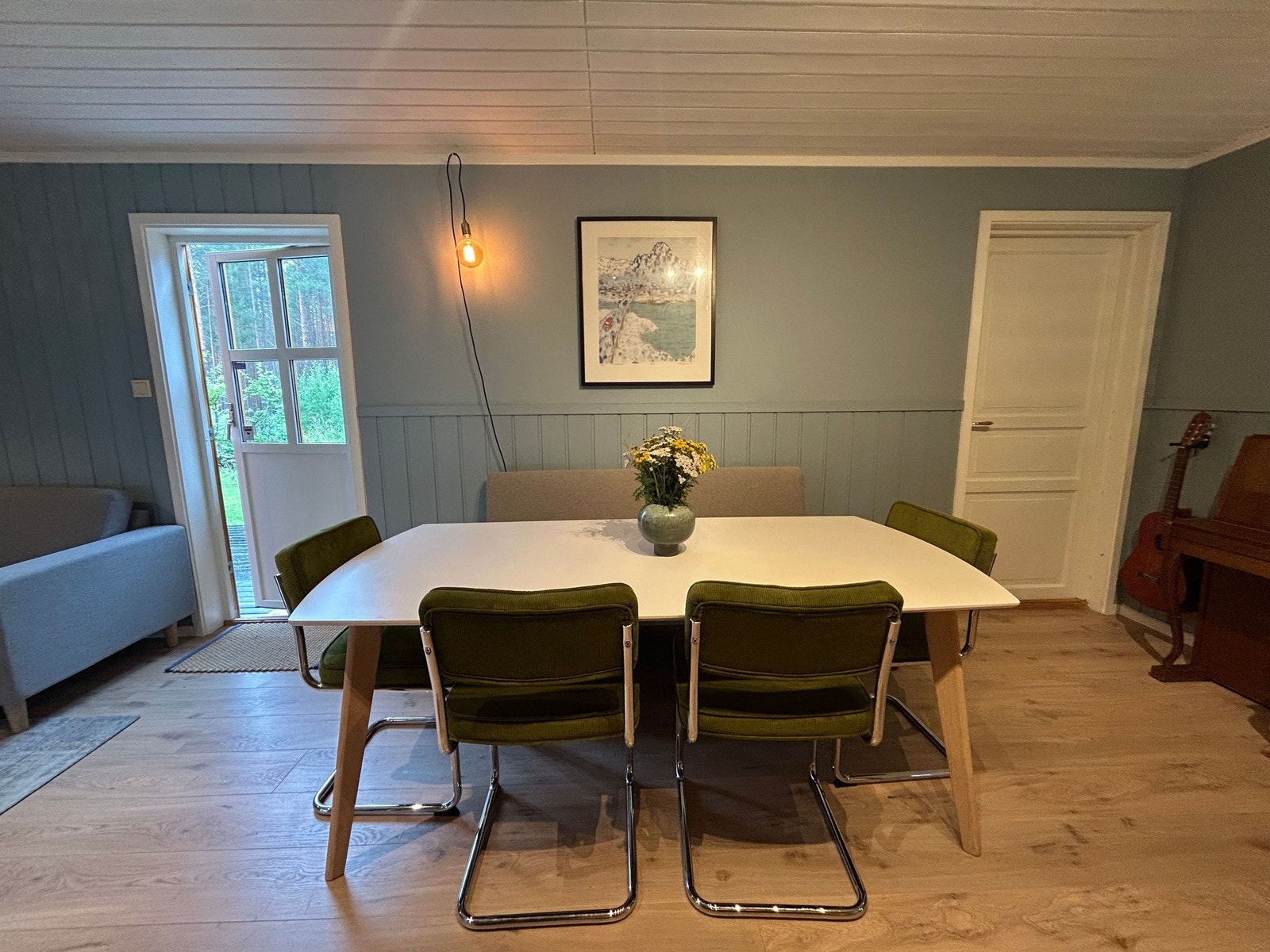 Spisestue med god plass til å invitere gjester på middag. Galleribilde