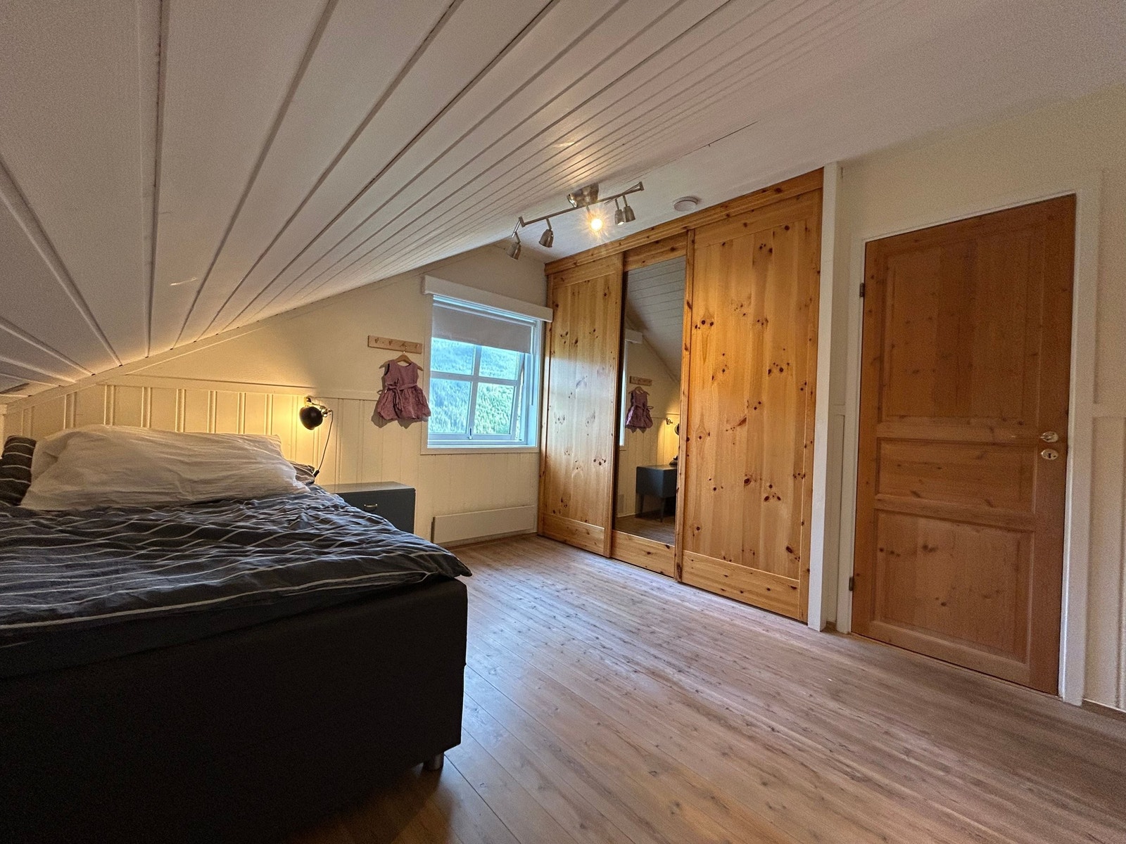 Soverom 2 i 2. etasje med skyvedørsgarderobe og egen inngang til bad. Galleribilde