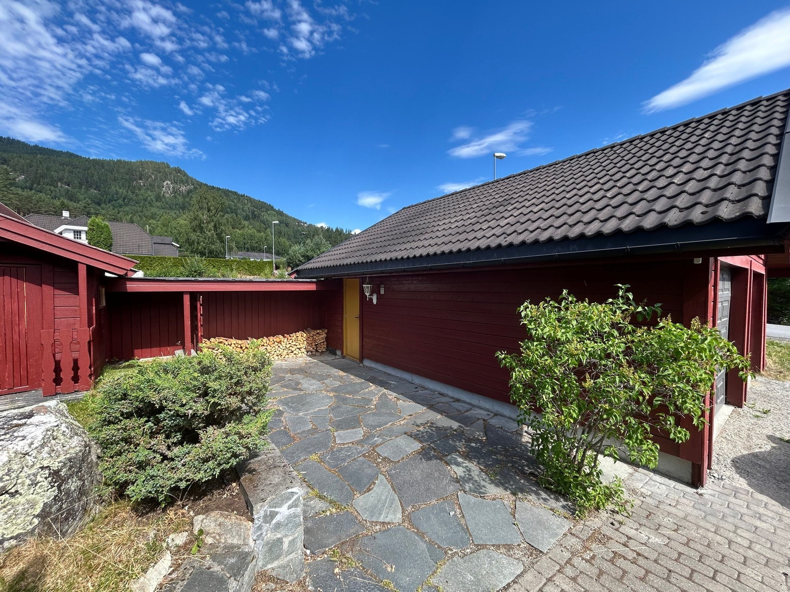 Godt opparbeidet plass til vedlagring ved siden av garasje. Galleribilde