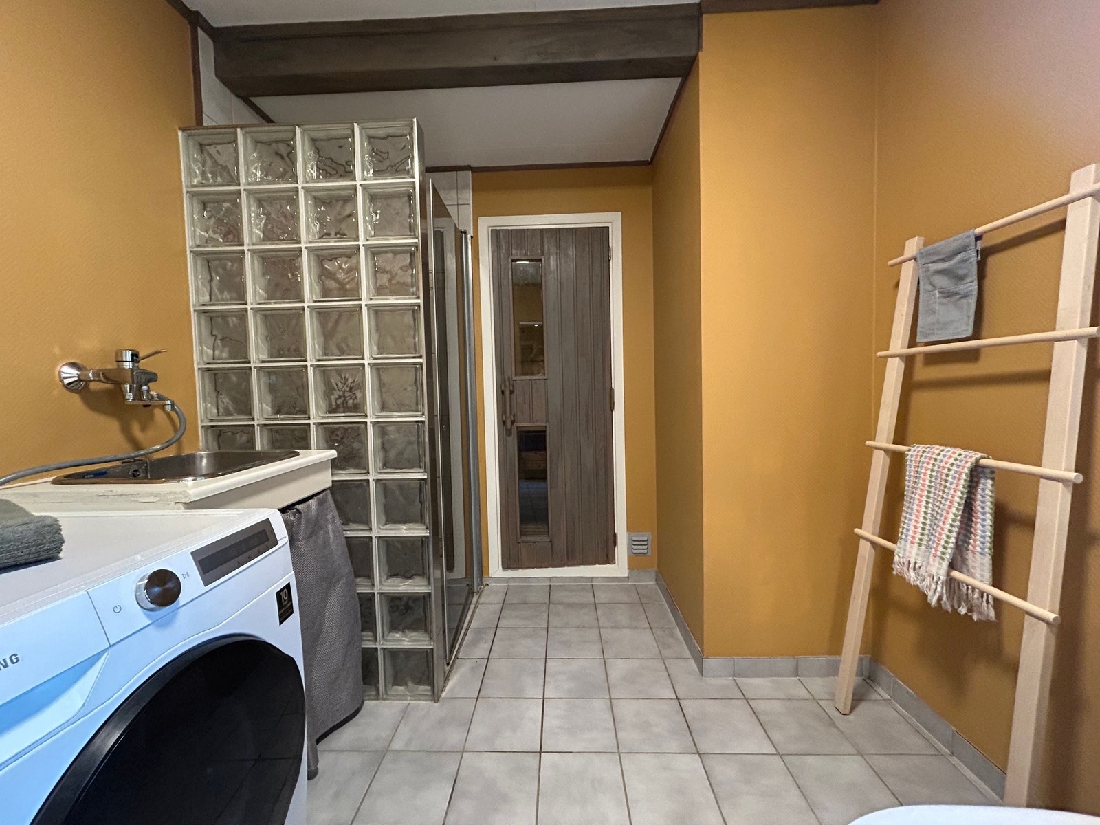 Innglassert dusj og inngang til badstue. Galleribilde