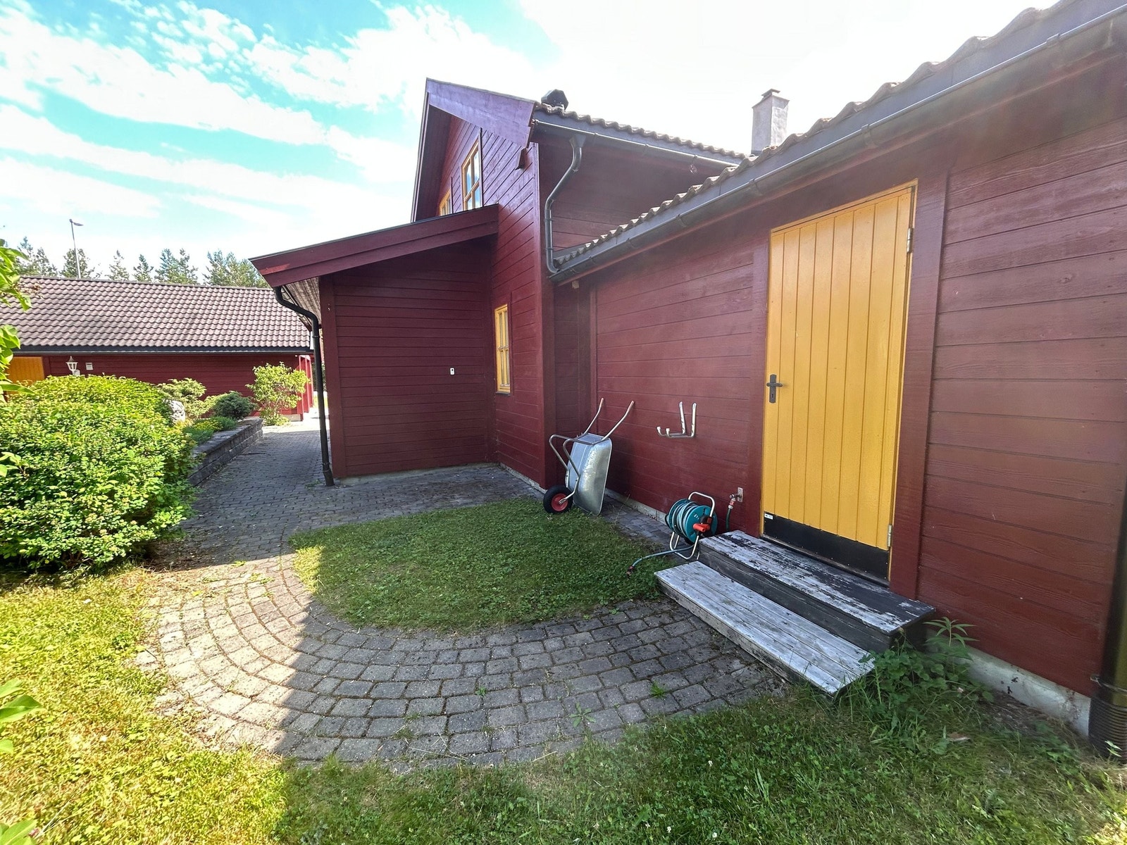 Brosteinbelagt gangsti til utvendig bod. Galleribilde