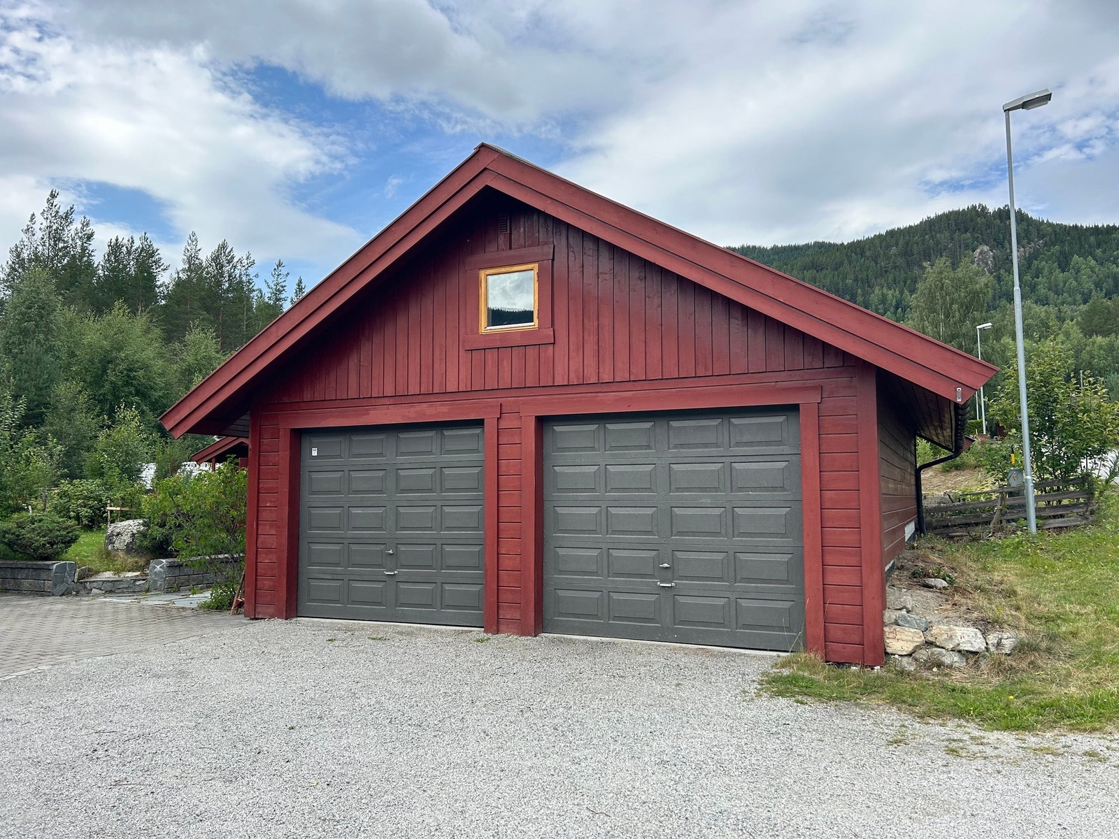 Dobbel garasje på 44 kvm med snekkerbod og loft. Galleribilde