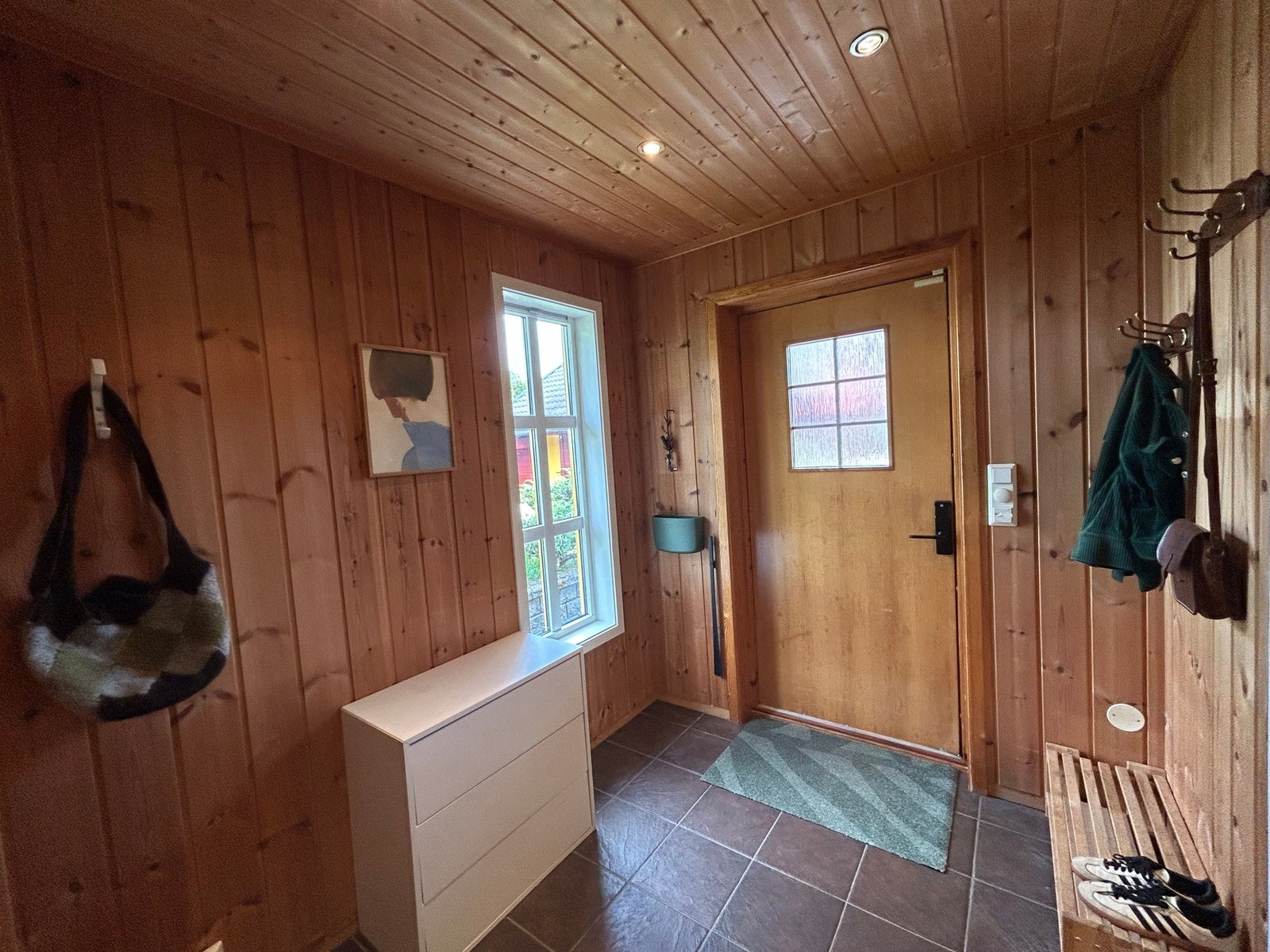 Flislagt vindfang bygd i 2001 med god plass til yttertøy. Galleribilde