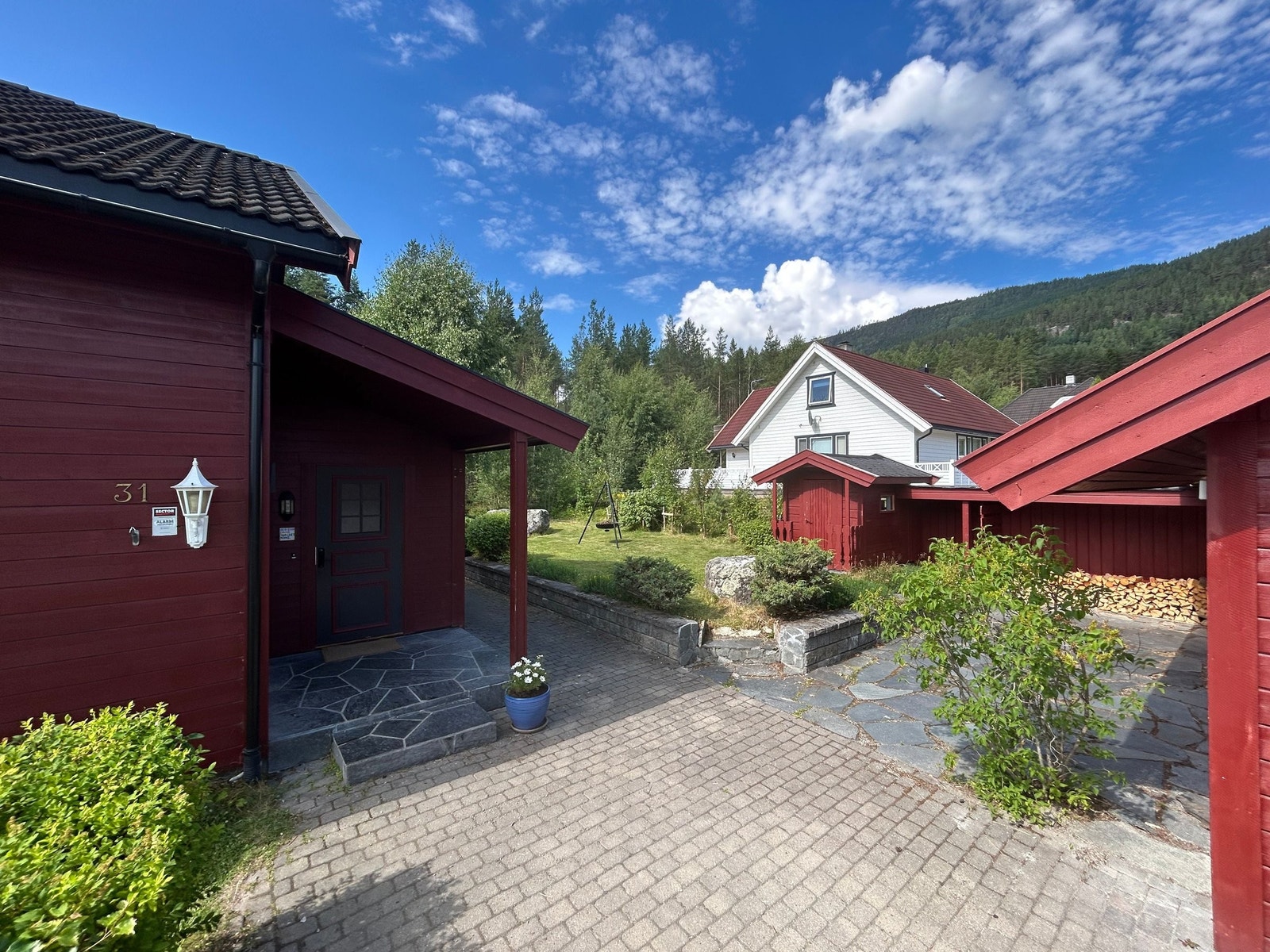 Brosteinsbelagt uteområde. Galleribilde