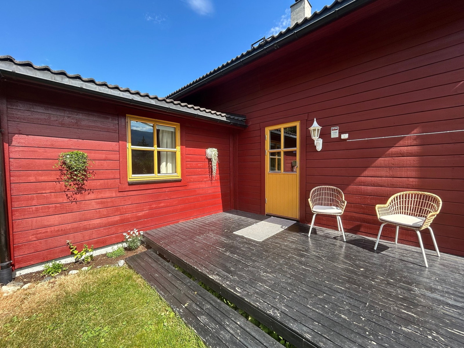 Utgang til terrasse fra stue. Her kan du nyte en rolig stund med utsikt til skogen. Galleribilde