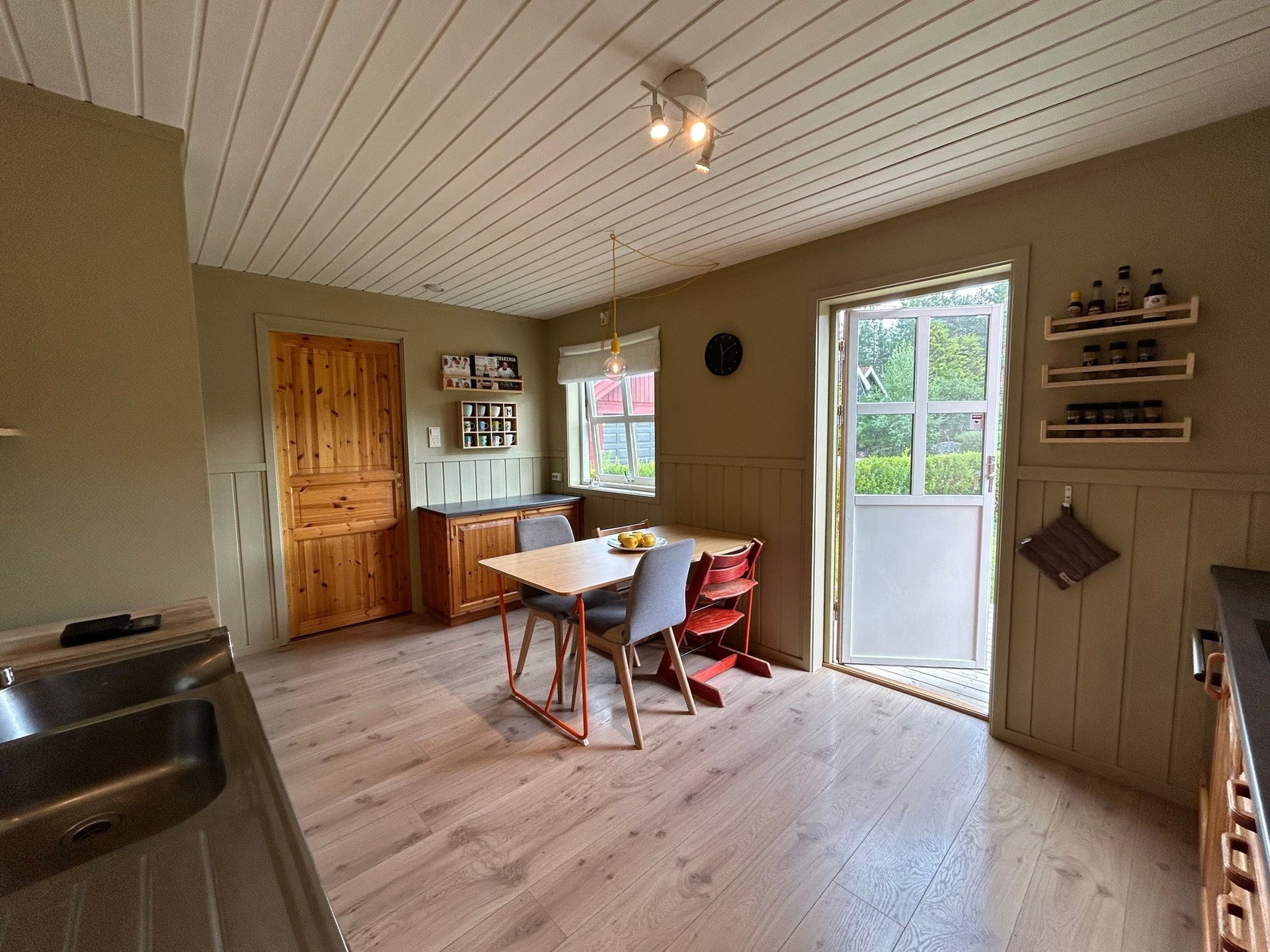 Utgang til terrasse fra kjøkken. Galleribilde