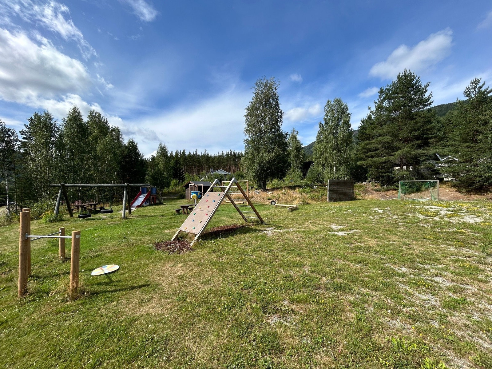 Hyggelig lekeplass i umiddelbar nærhet til boligen. Oppgradert i 2023. Galleribilde