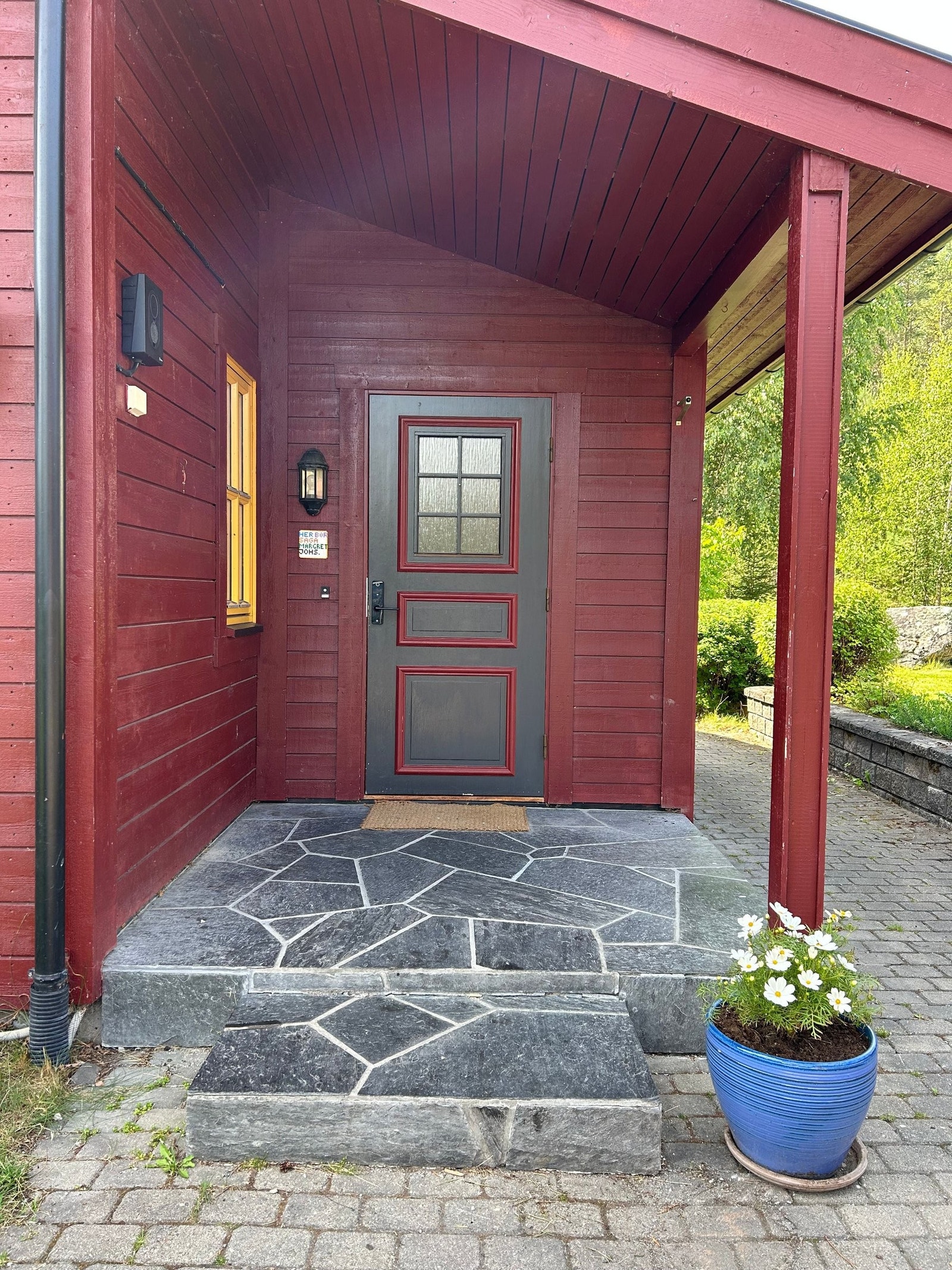 Skiferbelagt inngangsparti og praktisk kodelås på ytterdør. Elbil-lader installert i 2024. Galleribilde