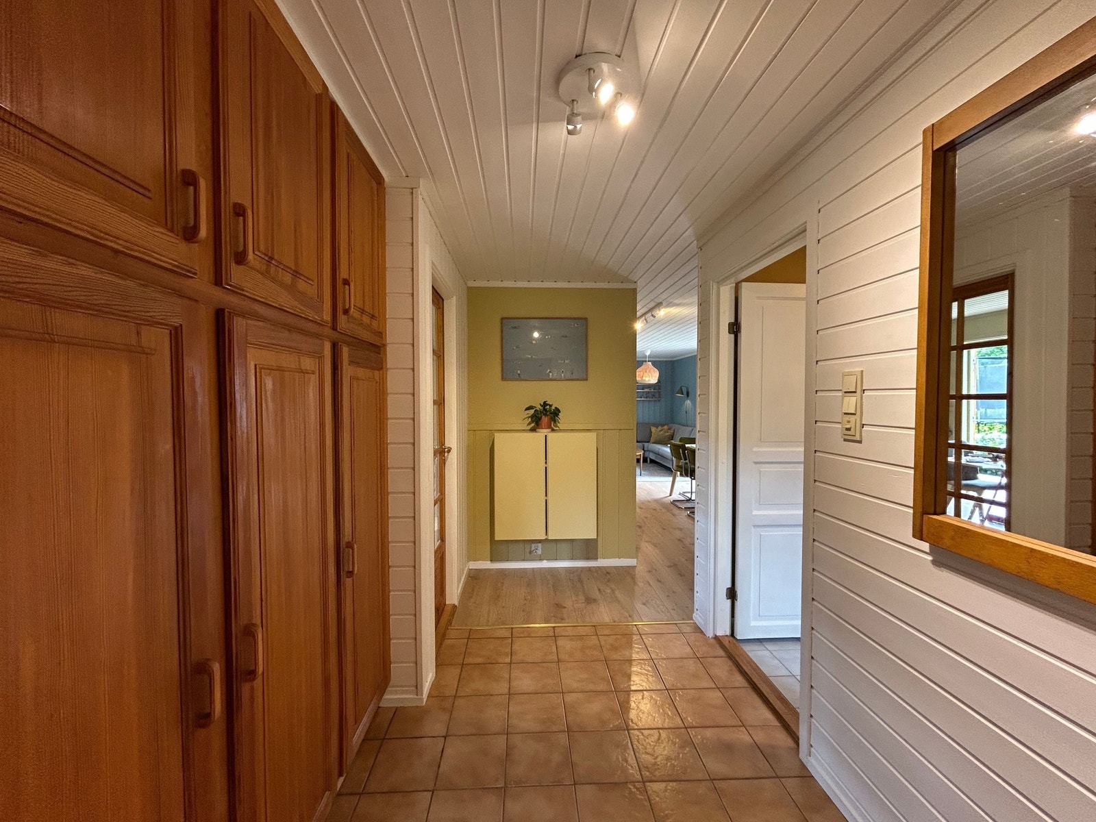 Gang med god skapplass og inngang til bad og kjøkken. Galleribilde