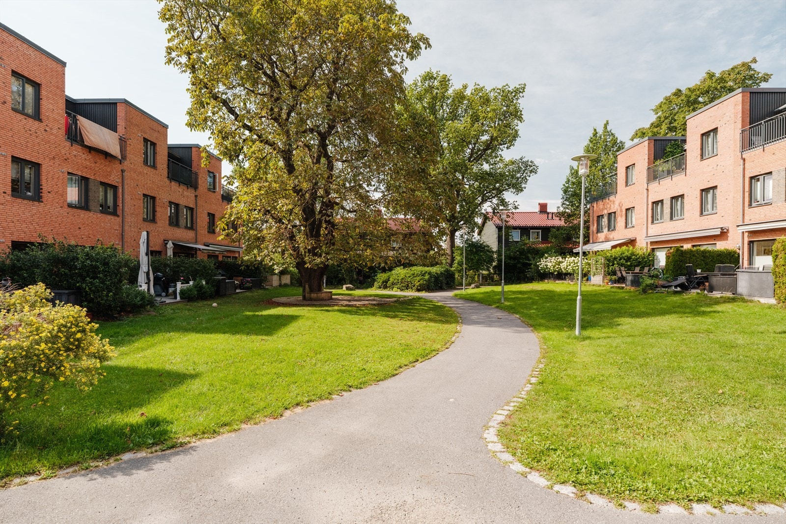 Området er omkranset av frodige grøntarealer og internveier. Galleribilde