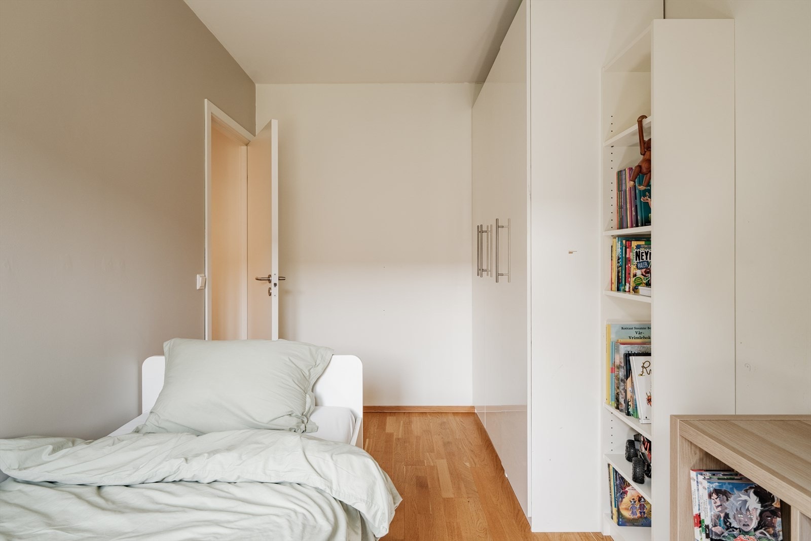 Soverom 1 har god plass til seng, nattbord og annet ønsket møblement. Galleribilde