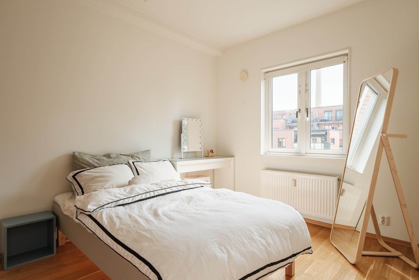 Her har du god plass til dobbeltseng, nattbord og annet ønsket møblement. Galleribilde