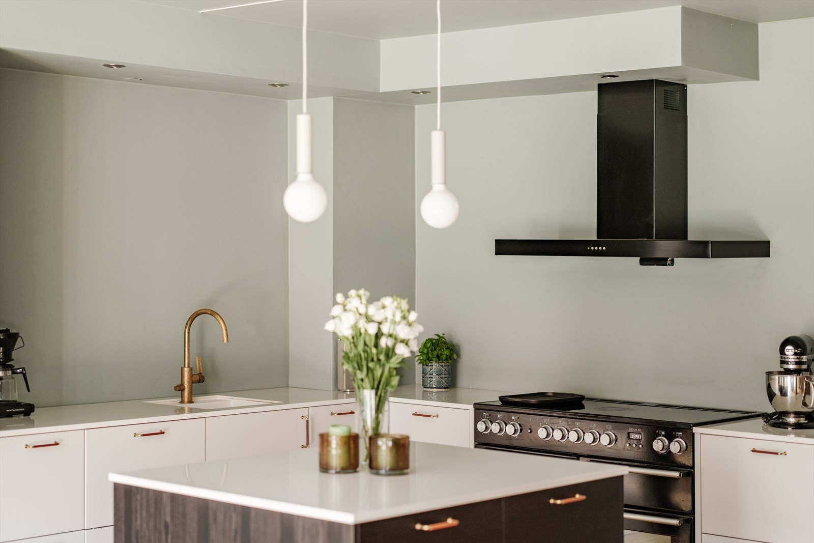 Stekeovn med 4 ovner: En vanlig stekeovn, varmluft, grill og langtidstekeovn, og induksjon koketopp og dobbel kjøl-/fryseskap. Galleribilde