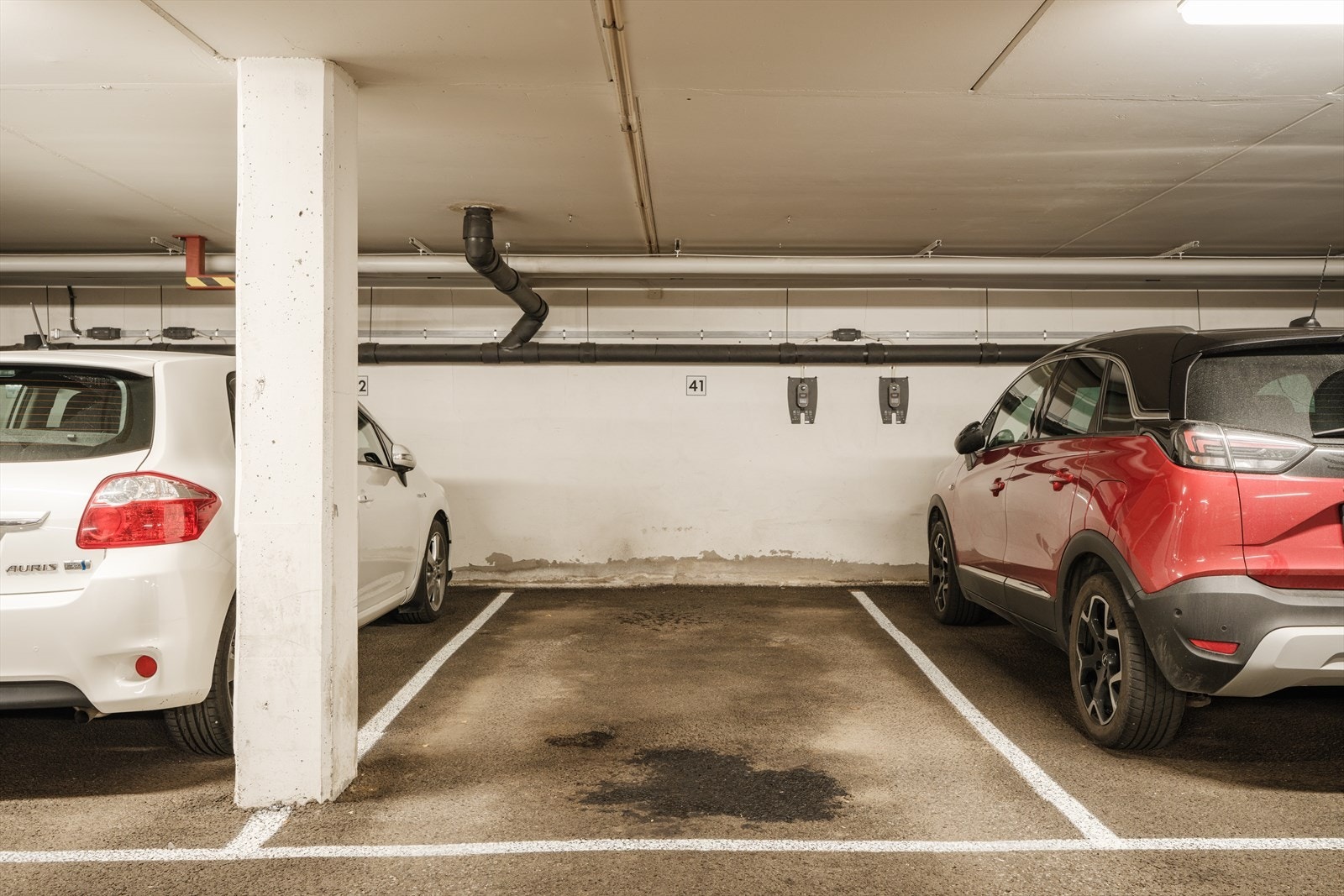 Det medfølger en garasjeplass til leiligheten. Det er mulig å kjøpe plass nr. 2 for et tillegg i kjøpesummen. Galleribilde