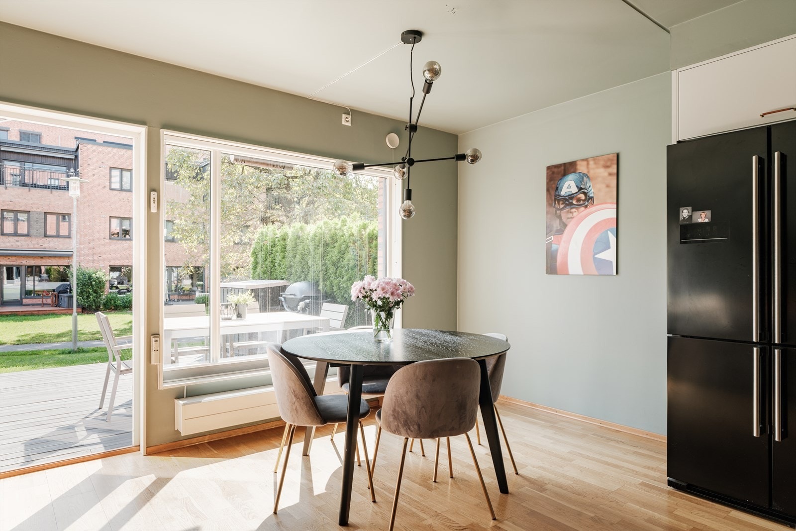 Her har man plass til et spisebord hvor man kan invitere venner og familie til hyggelige sammenkomster. Galleribilde