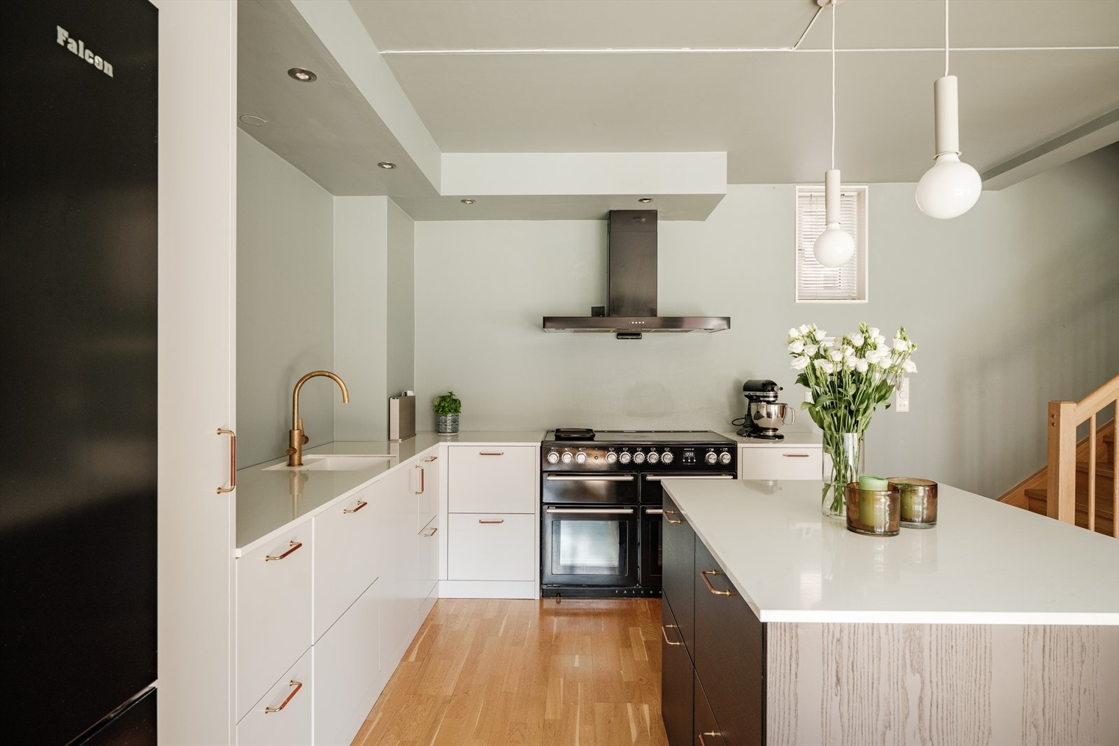 Drømmekjøkken med gode arbeidsflater og rikelig med oppbevaringsplass. Slitesterk benkeplate av stein. Galleribilde