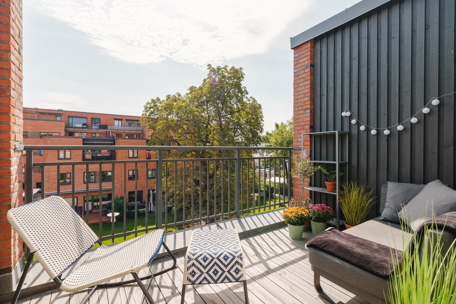 God plass til sittemøbler og beplantning. Galleribilde