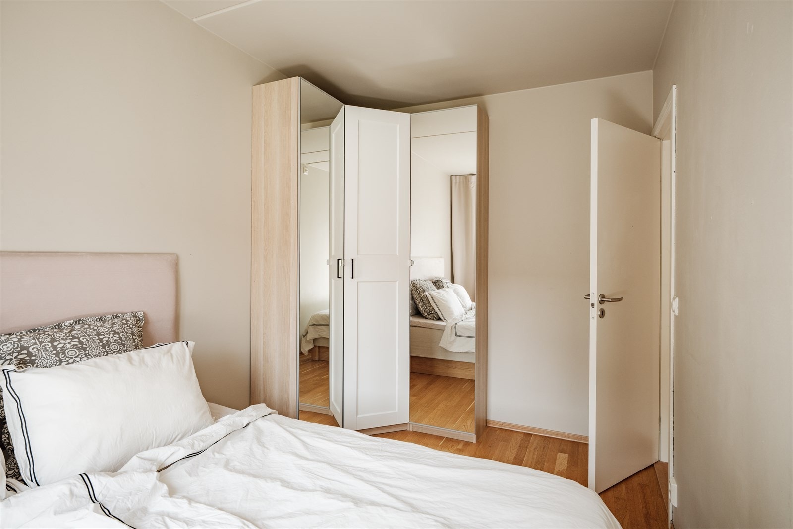 Soverom 3 har godt med oppbevaring i garderobeskap. Galleribilde